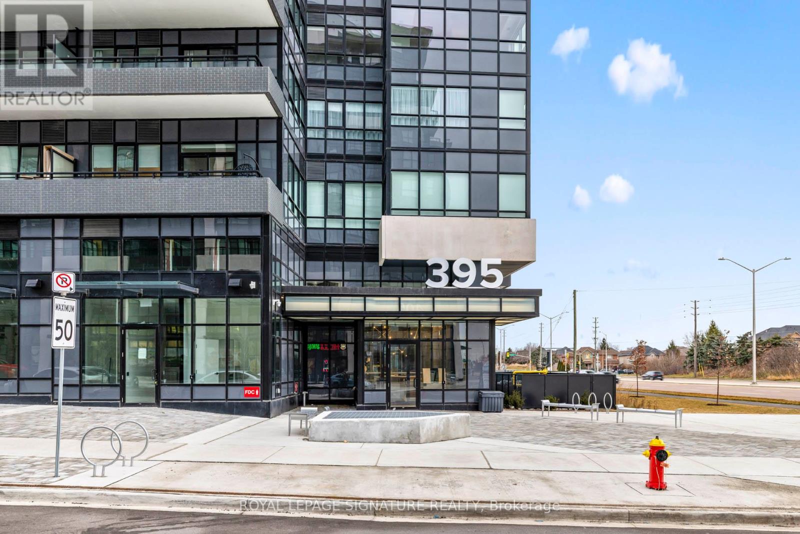 817 - 395 Dundas Street W, Oakville, Ontario  L6M 5R8 - Photo 2 - W12687010