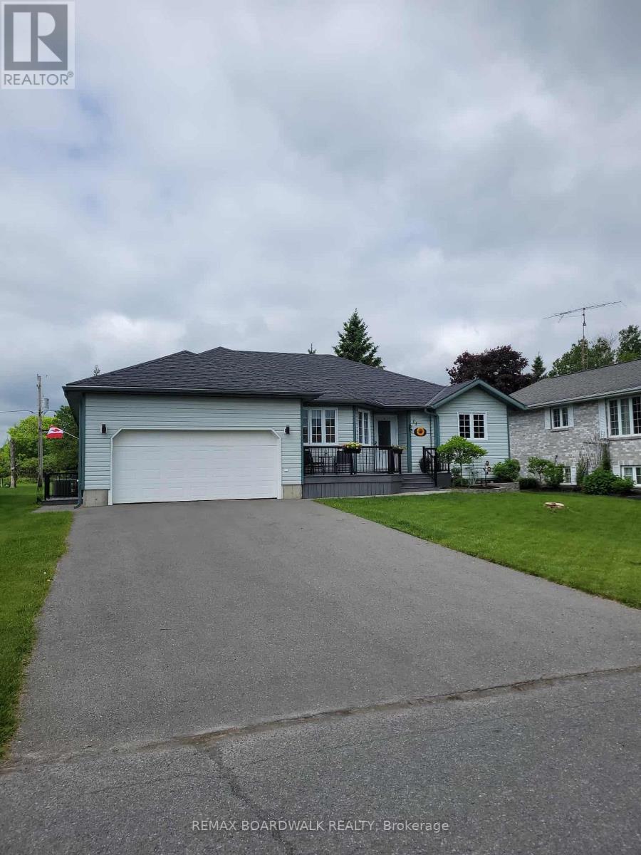 11 Grove Street, South Dundas, Ontario  K0E 1K0 - Photo 2 - X12541832