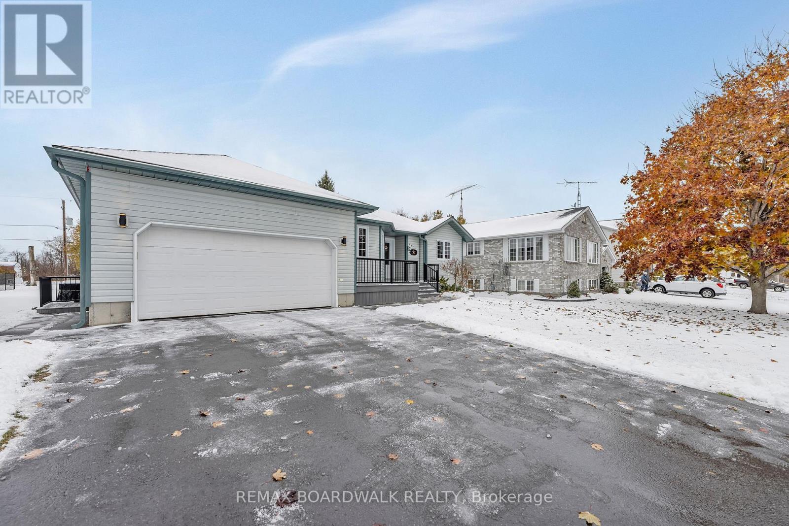 11 Grove Street, South Dundas, Ontario  K0E 1K0 - Photo 3 - X12541832