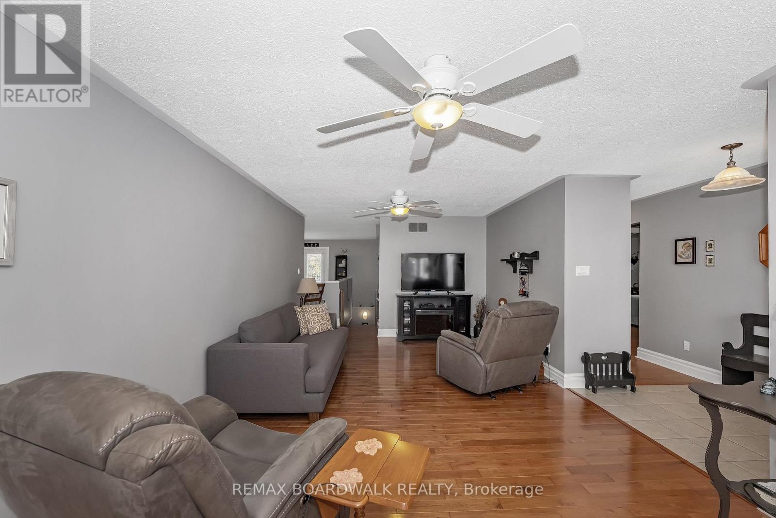 11 Grove Street, South Dundas, Ontario  K0E 1K0 - Photo 9 - X12541832