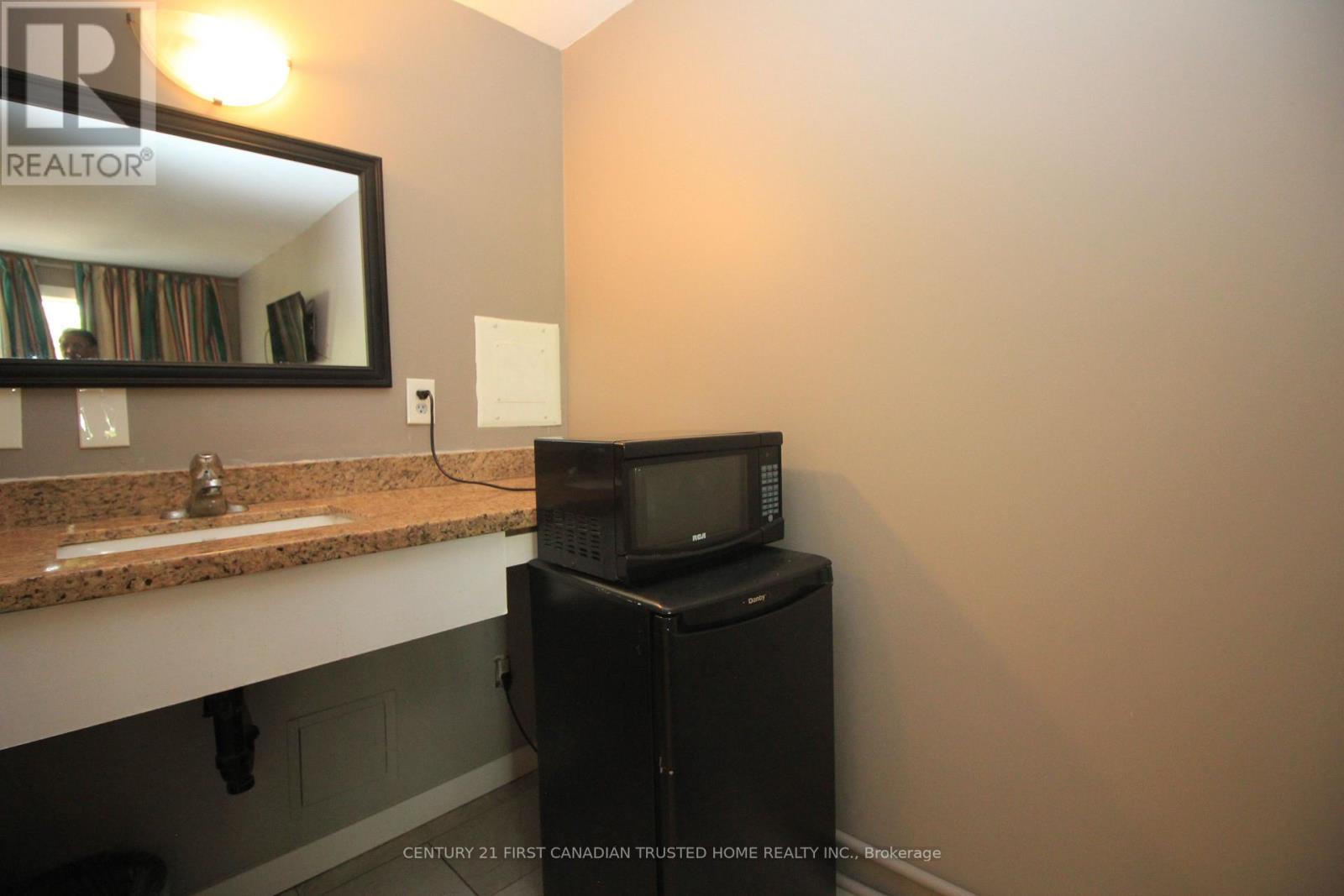 370 Wharncliffe Road S, London South, Ontario N6J 2M1 - Photo 12 - X12687052