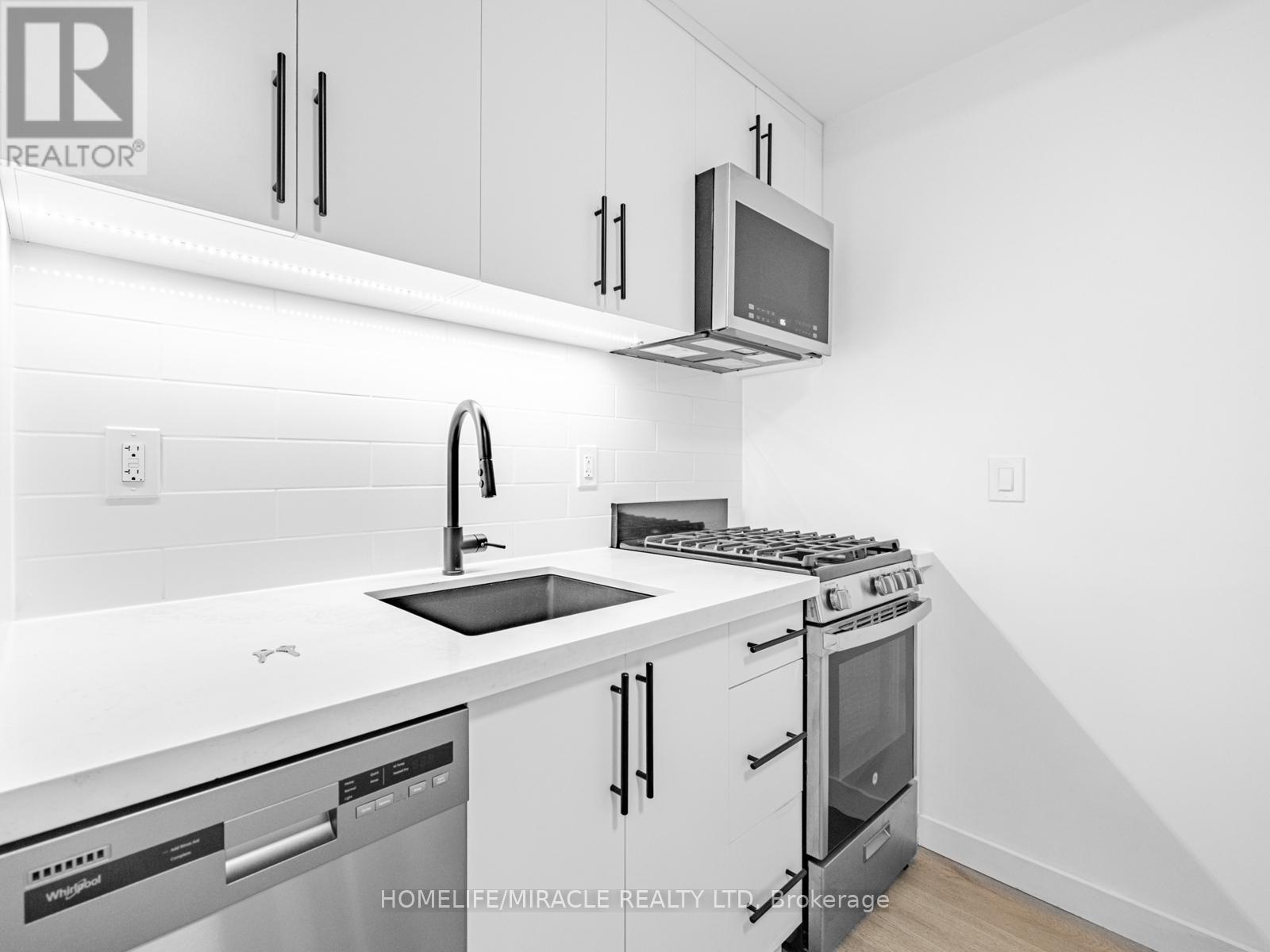 2 - 1103 Dufferin Street, Toronto, Ontario  M6H 4B5 - Photo 9 - W12656512