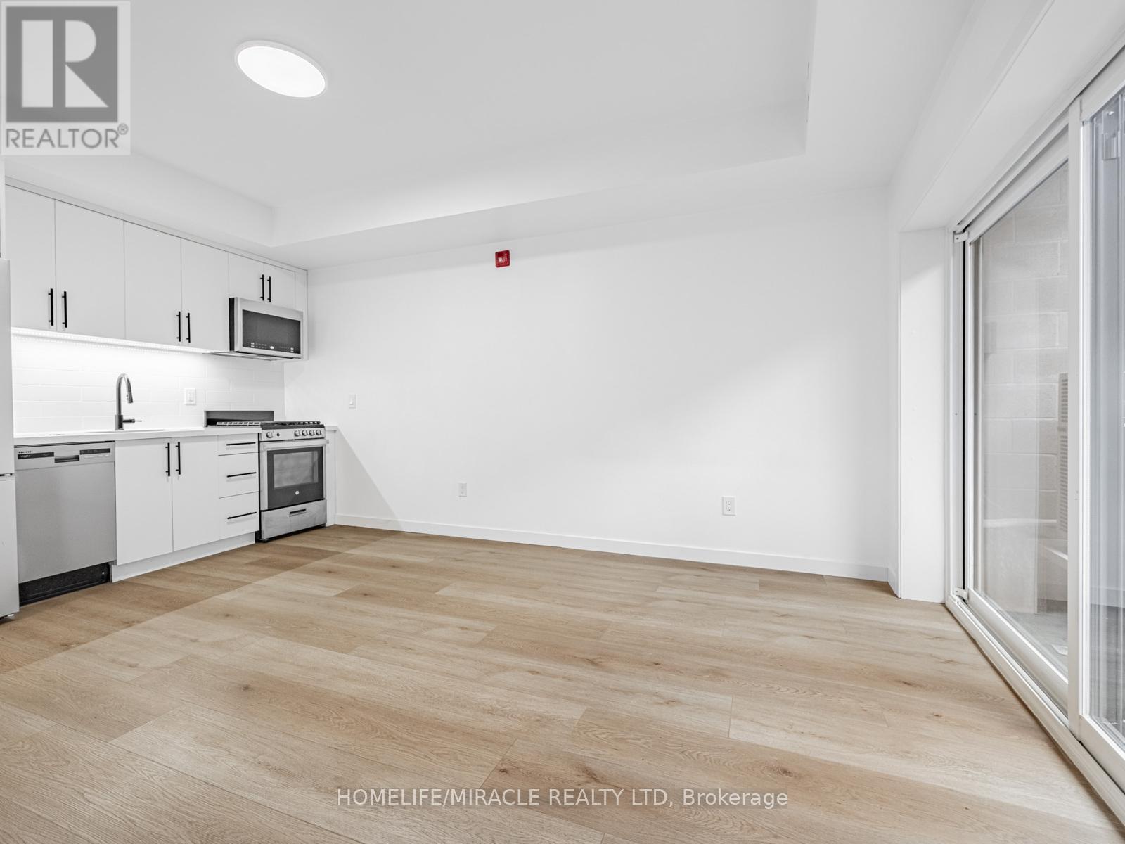 2 - 1103 Dufferin Street, Toronto, Ontario  M6H 4B5 - Photo 6 - W12656512