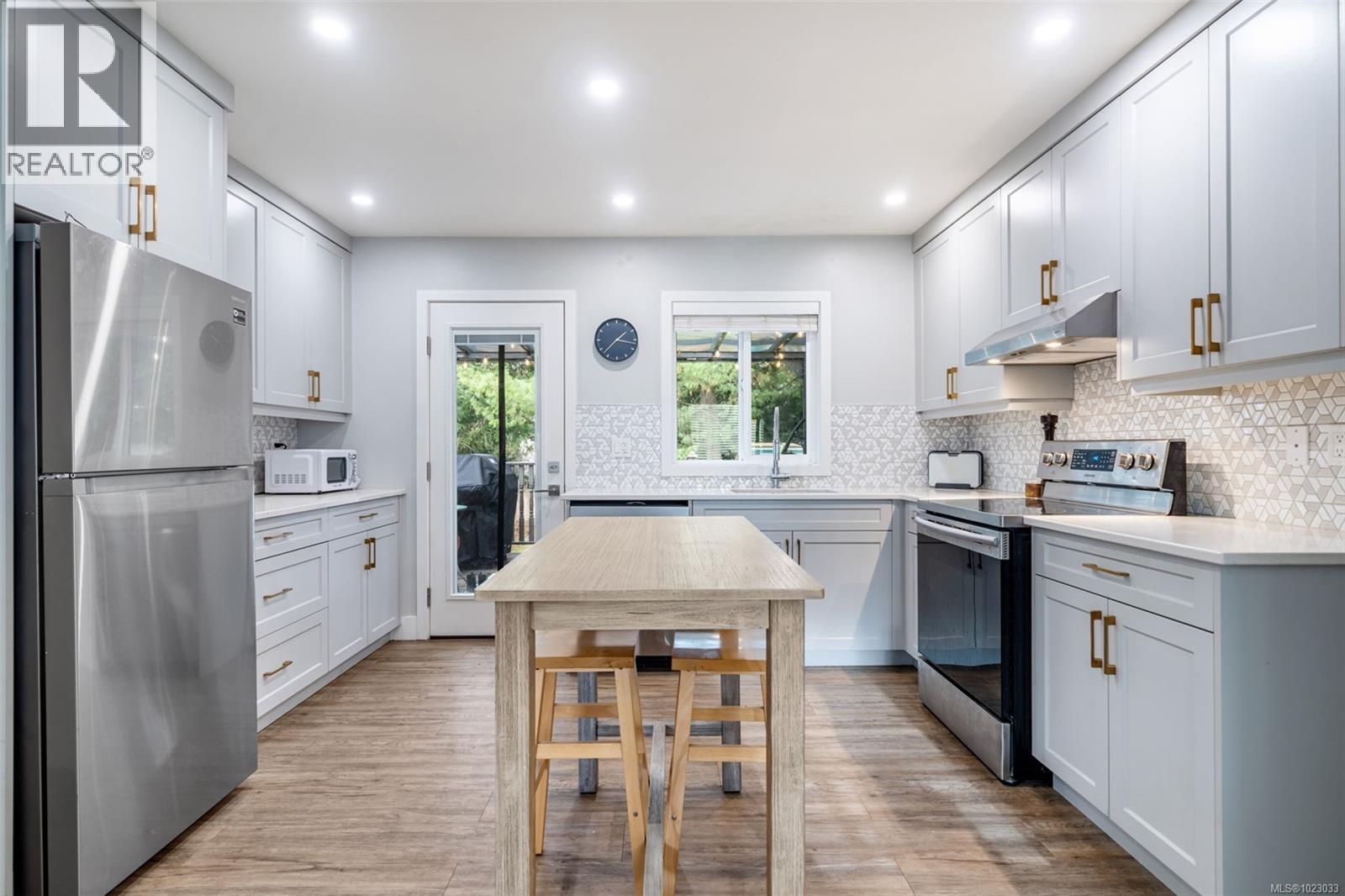 1232 Pearce Cres, Saanich, British Columbia  V8X 3S9 - Photo 10 - 1023033