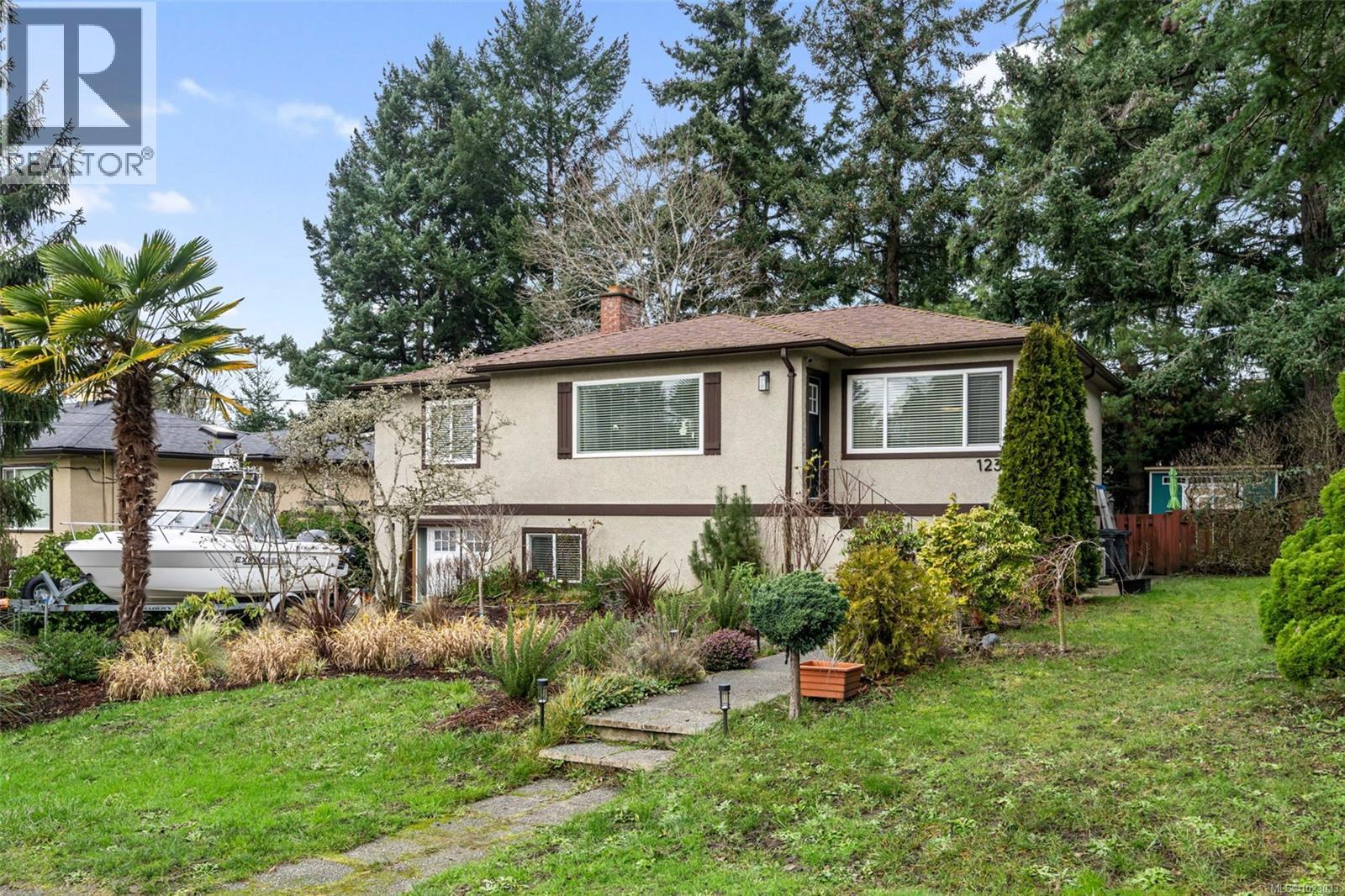 1232 Pearce Cres, Saanich, British Columbia  V8X 3S9 - Photo 2 - 1023033