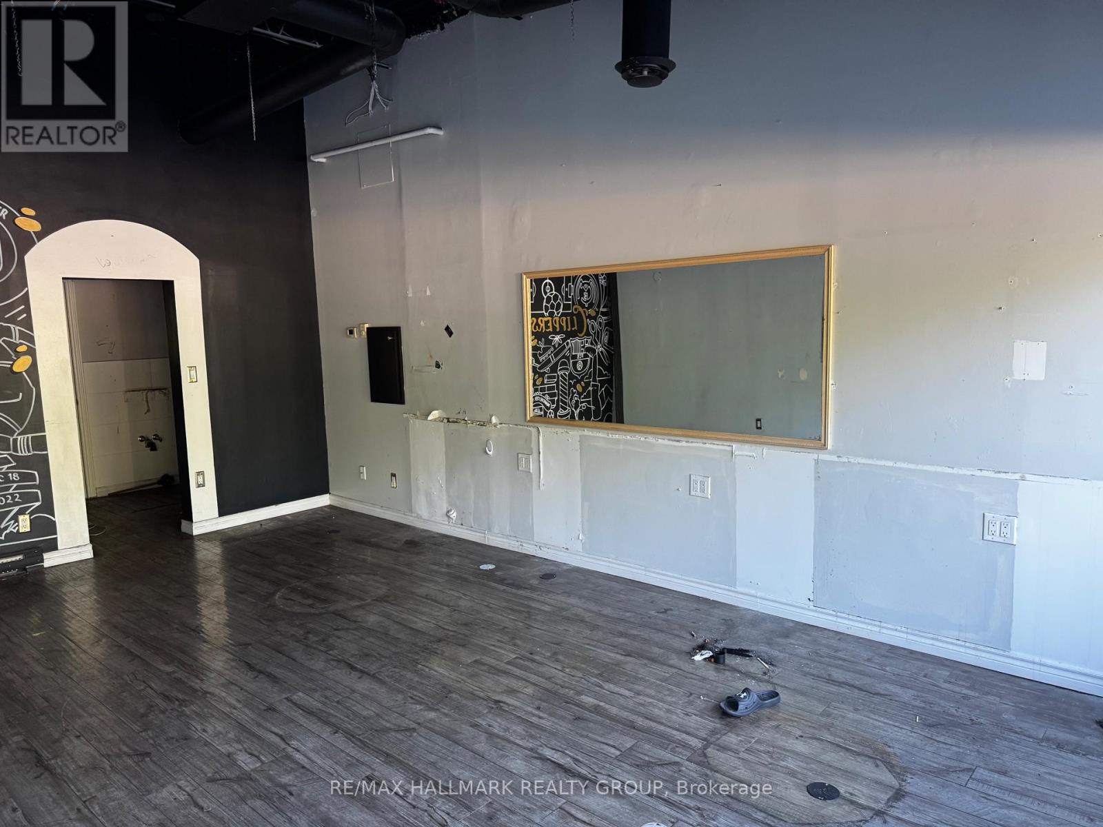 2186 Lamira Street, Ottawa, Ontario  K1H 8L4 - Photo 2 - X12350613