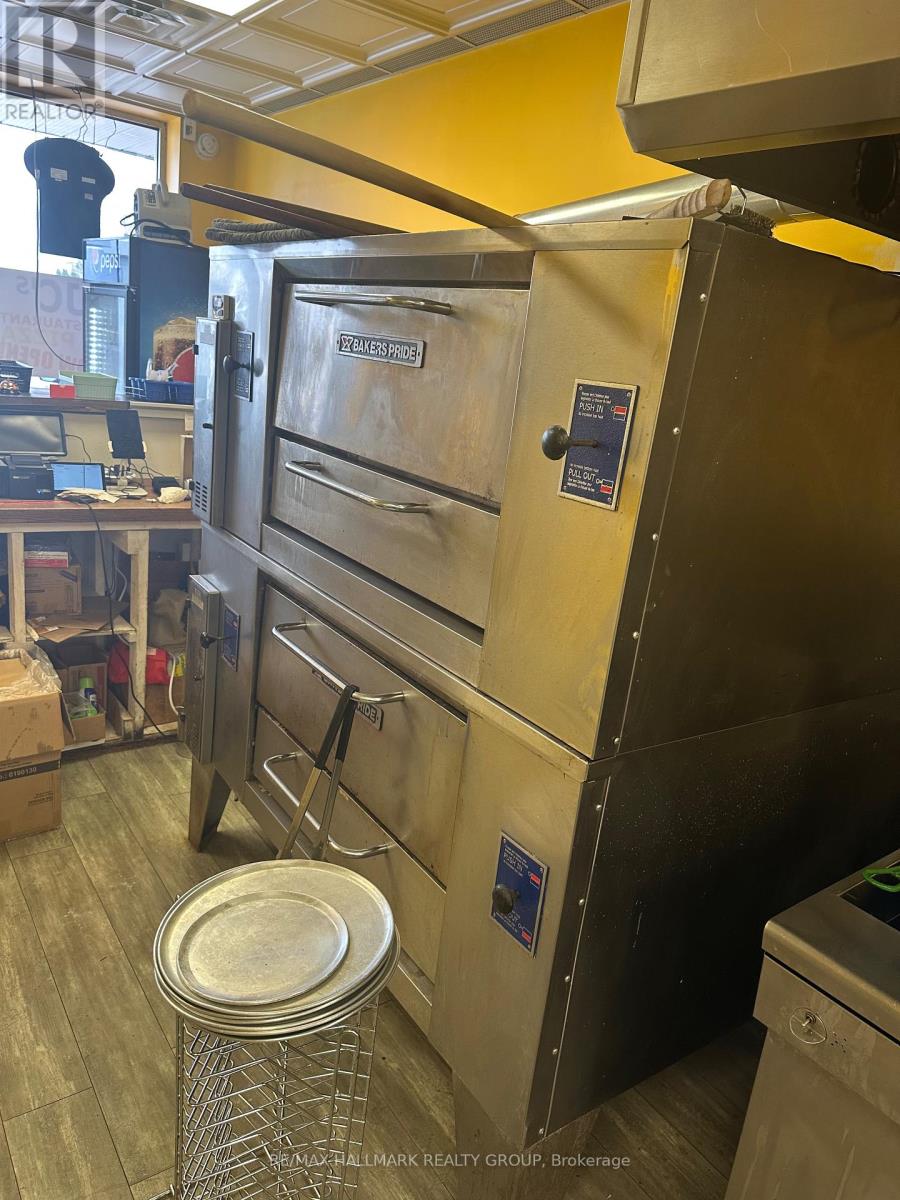 8154 Jeanne-D'arc Blvd N Boulevard, Ottawa, Ontario  K1E 2H5 - Photo 2 - X12570016