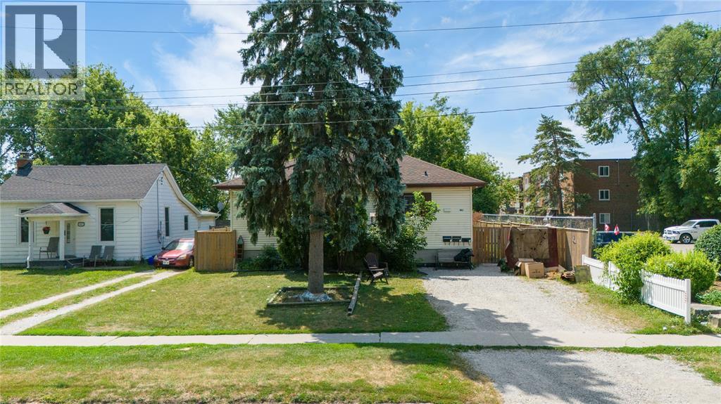 863 Devine Street, Sarnia, Ontario  N7T 1X3 - Photo 2 - 26000727