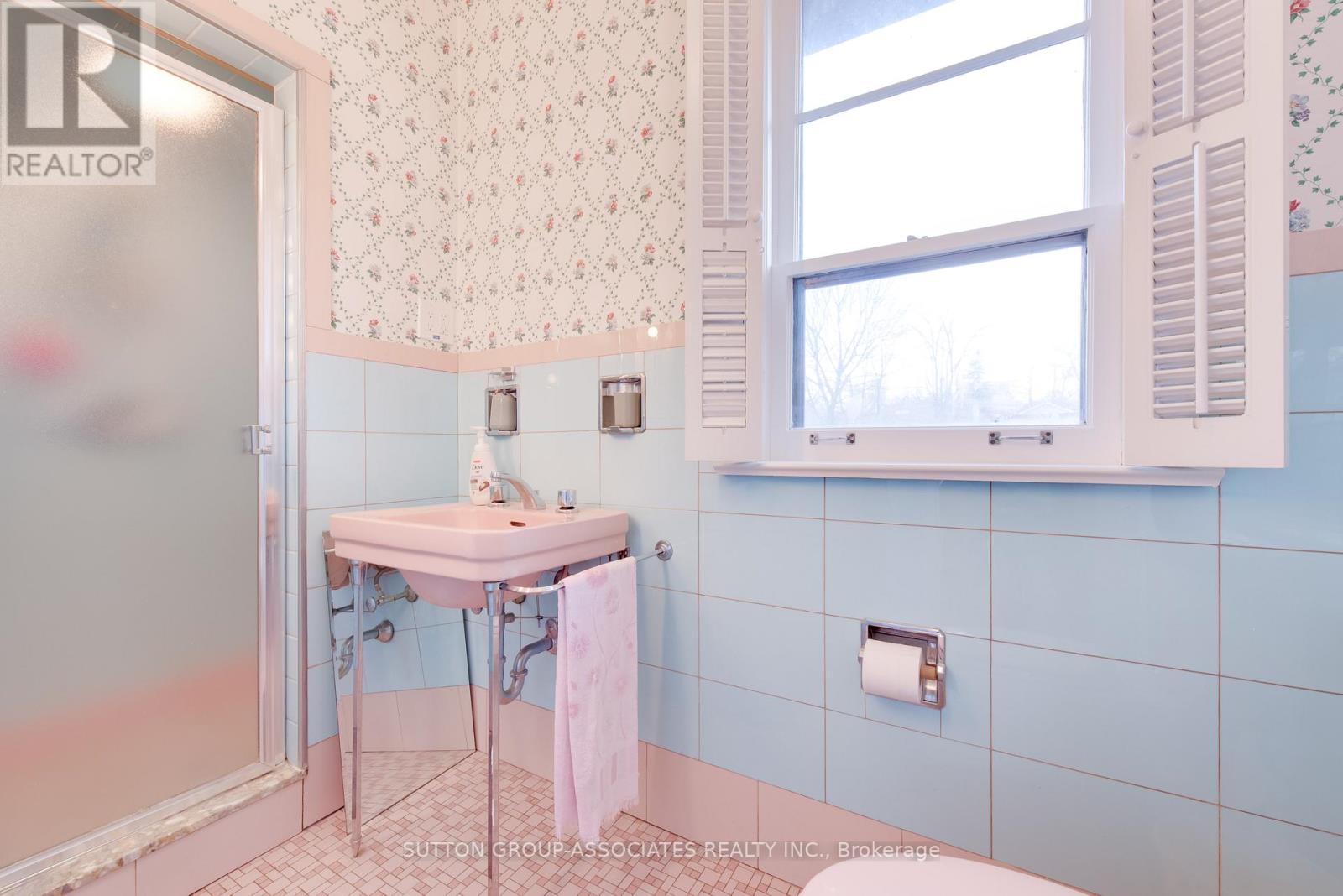 36 Shallmar Boulevard, Toronto, Ontario  M6C 2J9 - Photo 18 - C12687206