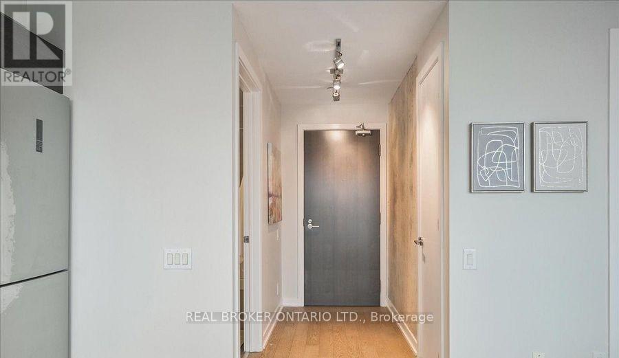 1704 - 11 Charlotte Street, Toronto, Ontario  M5V 2H5 - Photo 4 - C12687286