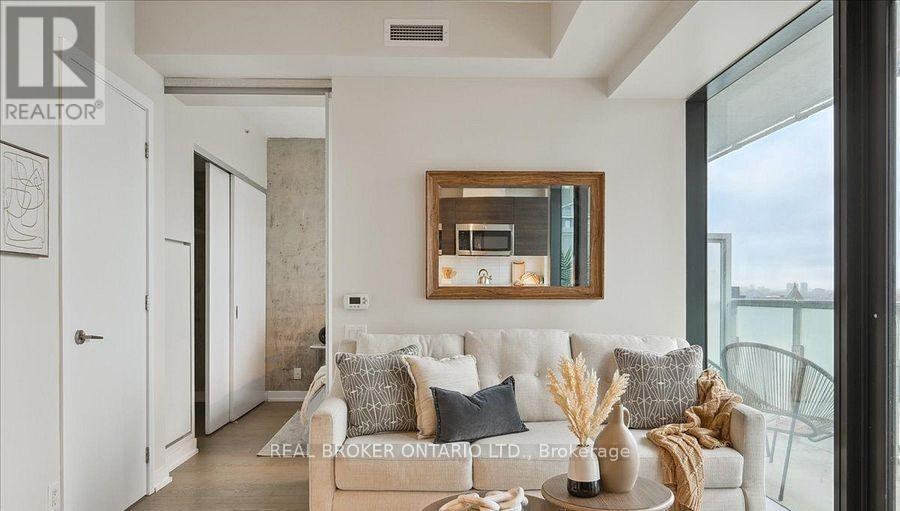 1704 - 11 Charlotte Street, Toronto, Ontario  M5V 2H5 - Photo 8 - C12687286