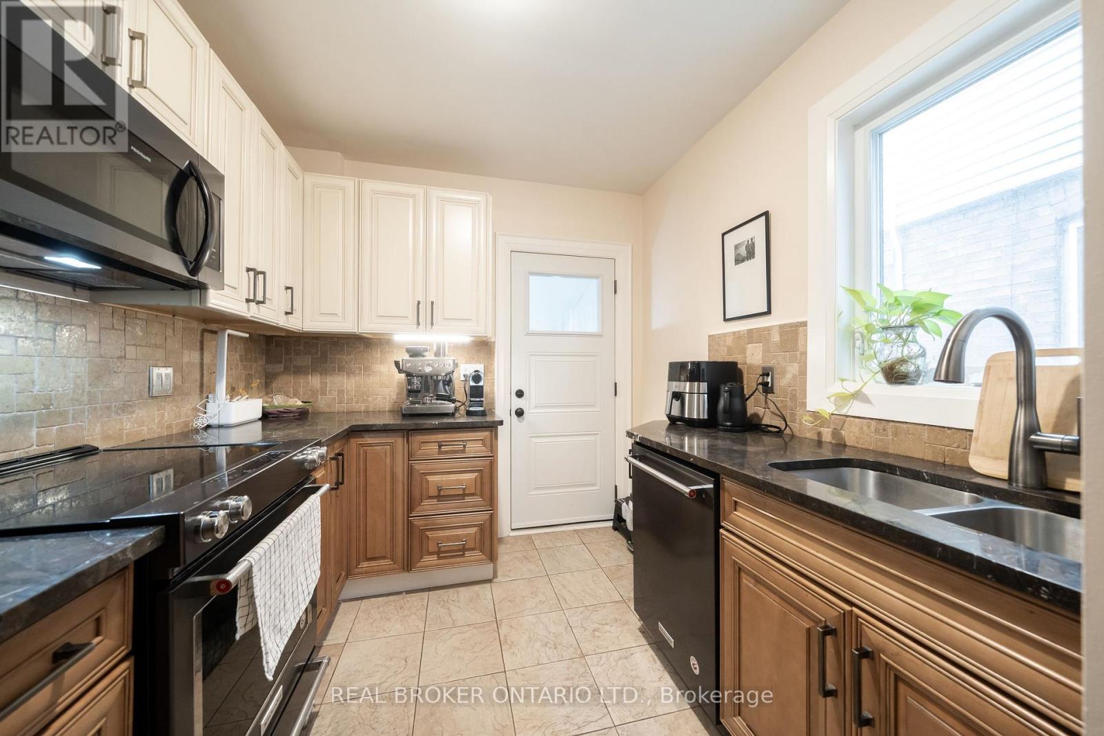 110 Westlake Avenue, Toronto, Ontario  M4C 4R4 - Photo 12 - E12687278