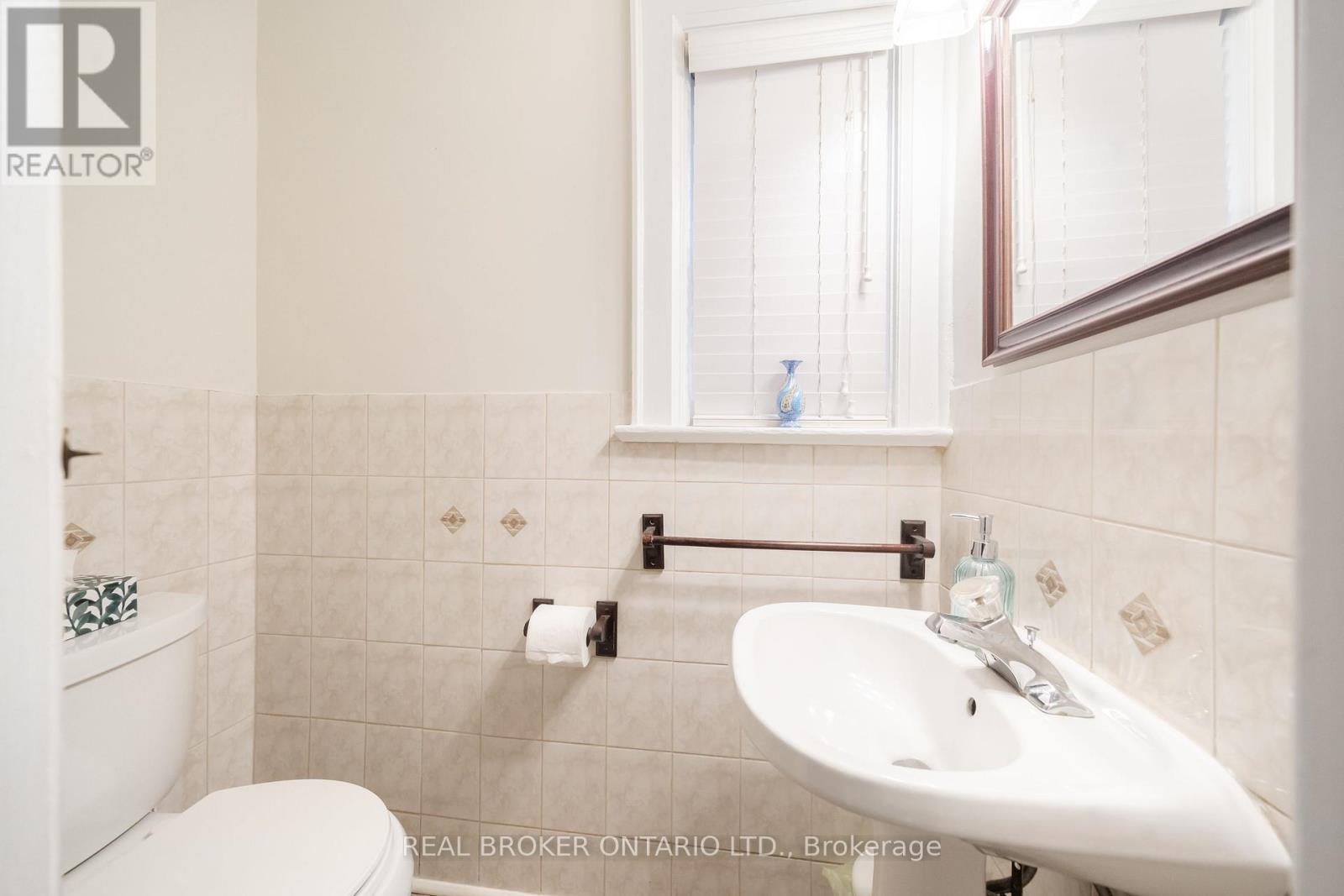 110 Westlake Avenue, Toronto, Ontario  M4C 4R4 - Photo 13 - E12687278