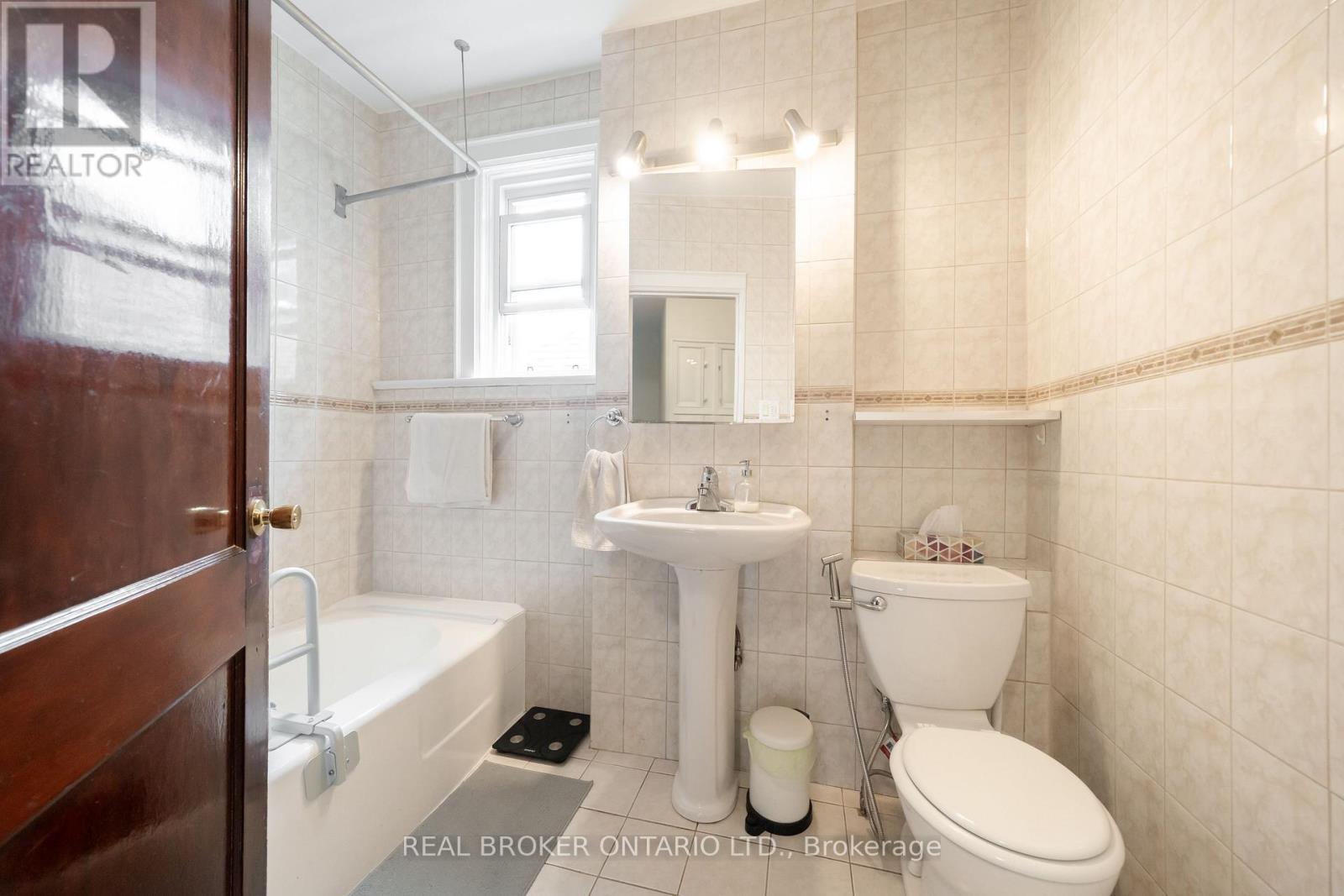 110 Westlake Avenue, Toronto, Ontario  M4C 4R4 - Photo 23 - E12687278