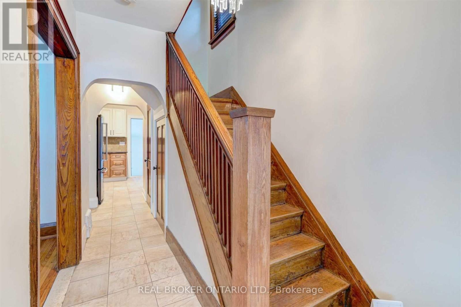 110 Westlake Avenue, Toronto, Ontario  M4C 4R4 - Photo 3 - E12687278