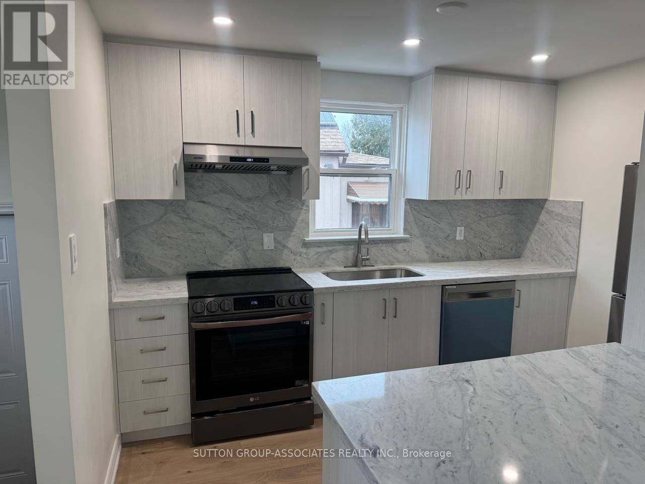 121 Yardley Avenue, Toronto, Ontario  M4B 2B3 - Photo 3 - E12687280