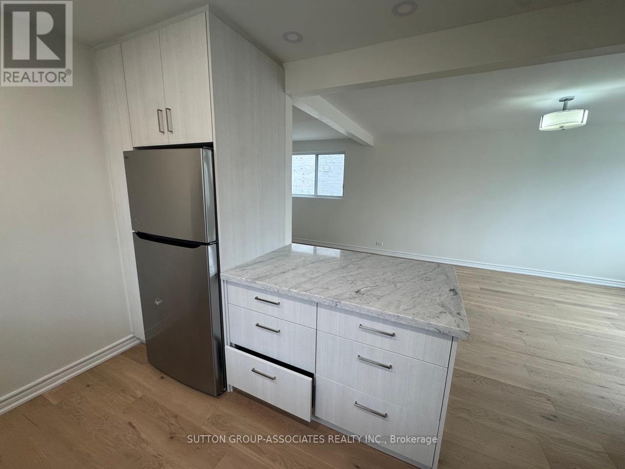 121 Yardley Avenue, Toronto, Ontario  M4B 2B3 - Photo 5 - E12687280