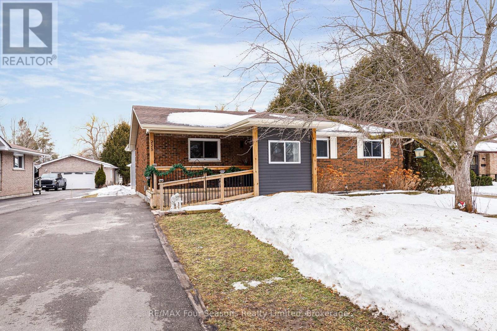 225 Christopher Street, Clearview (Stayner), Ontario  L0M 1S0 - Photo 2 - S12687284