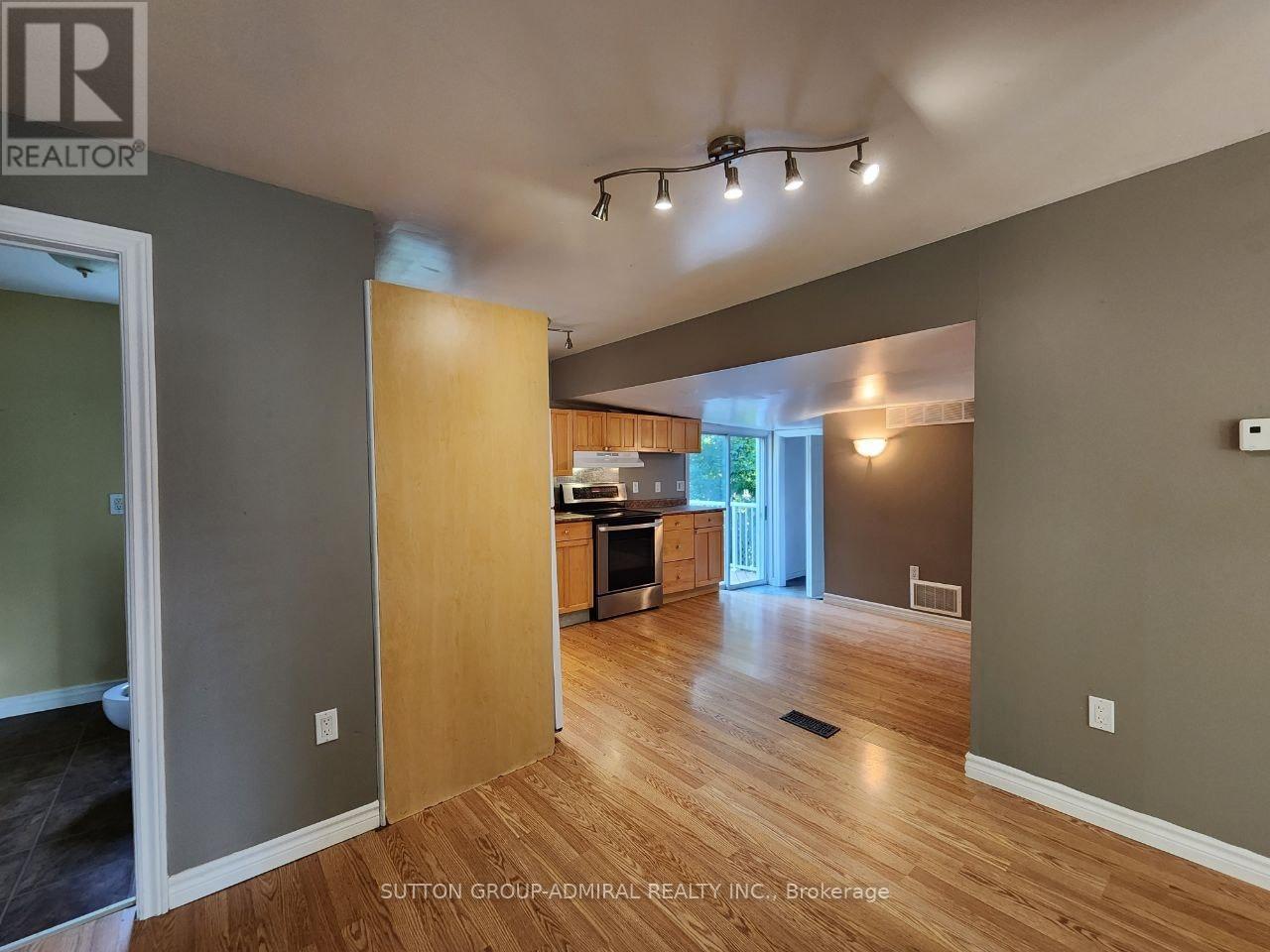 141 Silas Boulevard, Georgina, Ontario  L4P 2K2 - Photo 5 - N12687076