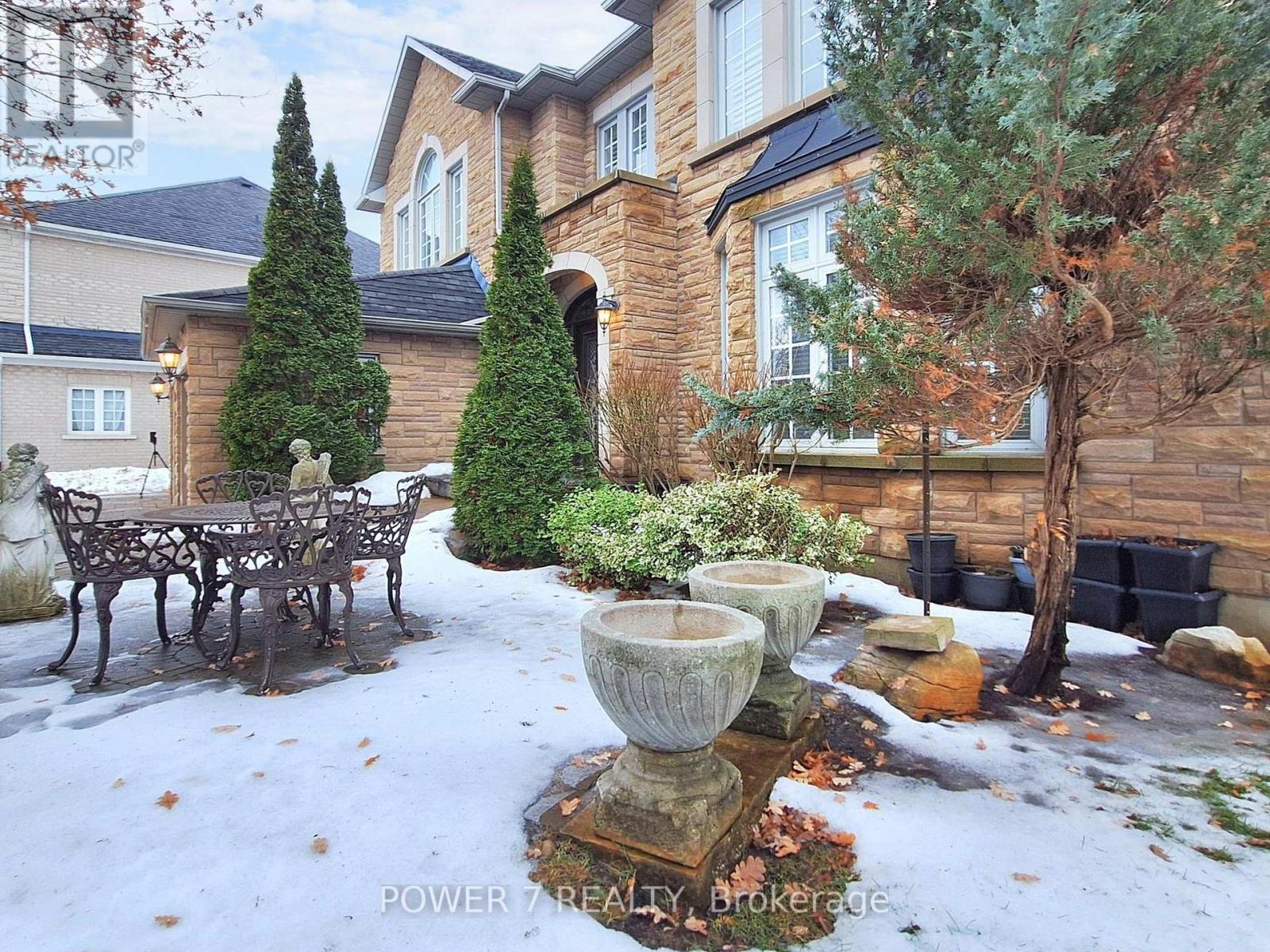 32 Goldring Crescent, Markham, Ontario  L6C 1Y6 - Photo 3 - N12687188