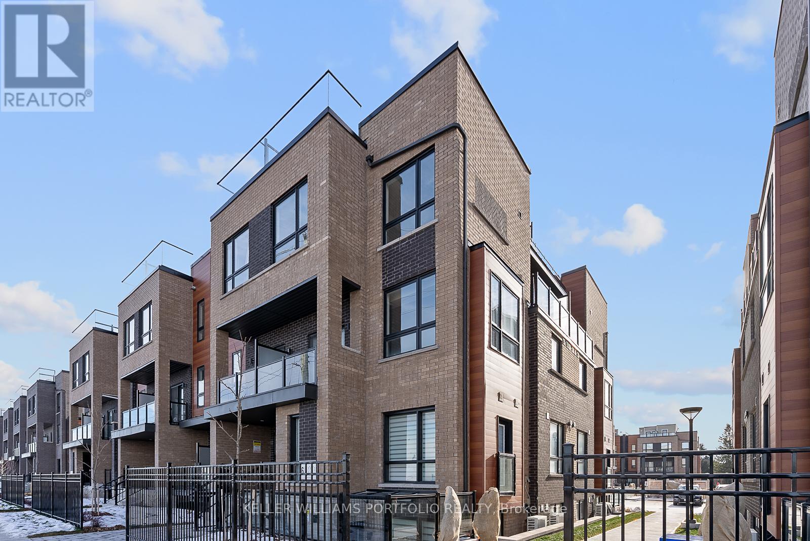 3 - 16 Lytham Green Circle, Newmarket, Ontario  L3Y 0H3 - Photo 1 - N12687192