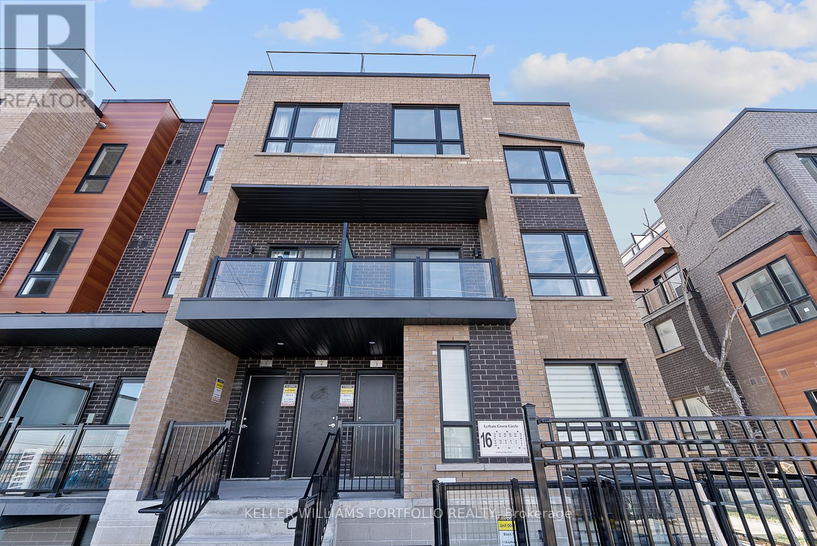 3 - 16 Lytham Green Circle, Newmarket, Ontario  L3Y 0H3 - Photo 2 - N12687192