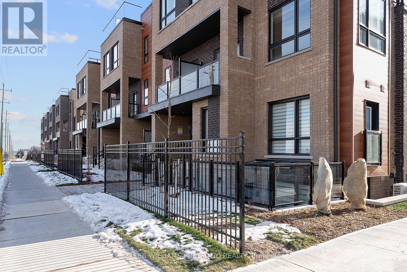 3 - 16 Lytham Green Circle, Newmarket, Ontario  L3Y 0H3 - Photo 3 - N12687192