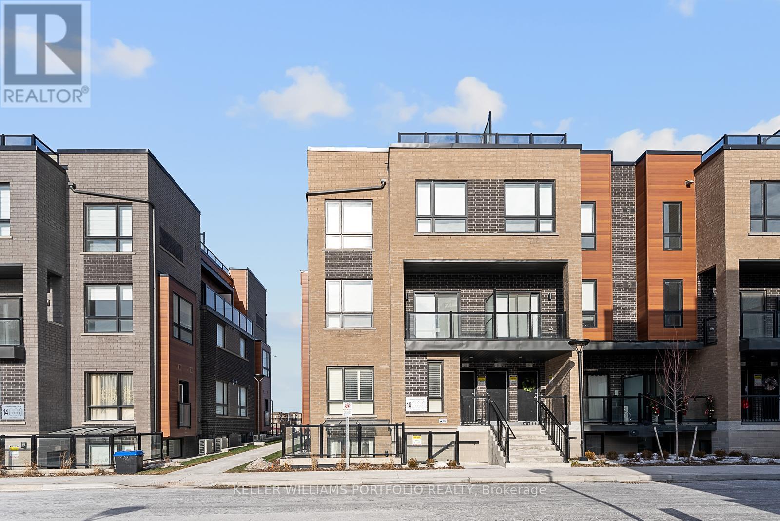 3 - 16 Lytham Green Circle, Newmarket, Ontario  L3Y 0H3 - Photo 4 - N12687192