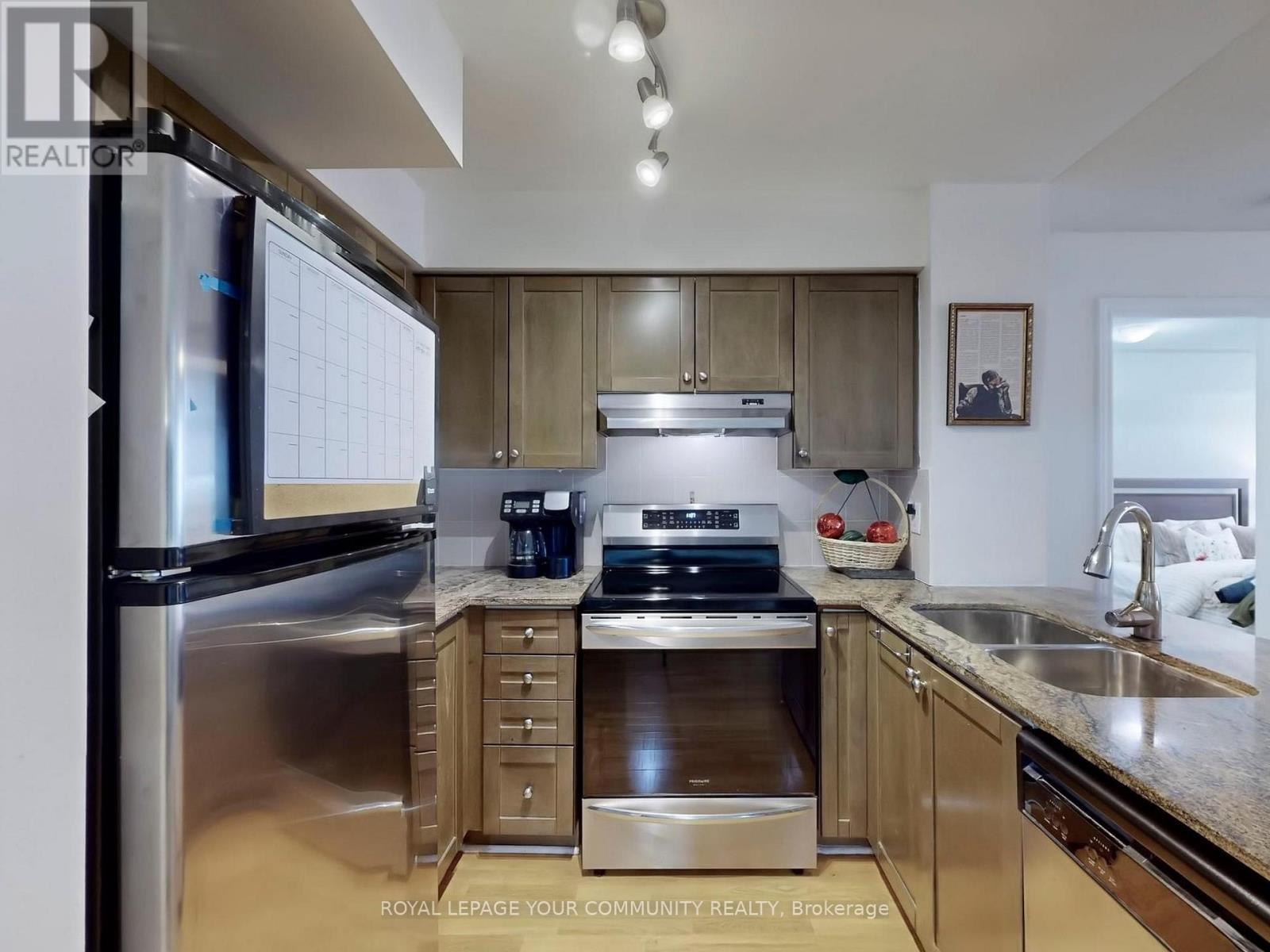 701 - 225 Wellesley Street, Toronto, Ontario  M4X 1X8 - Photo 10 - C12677574