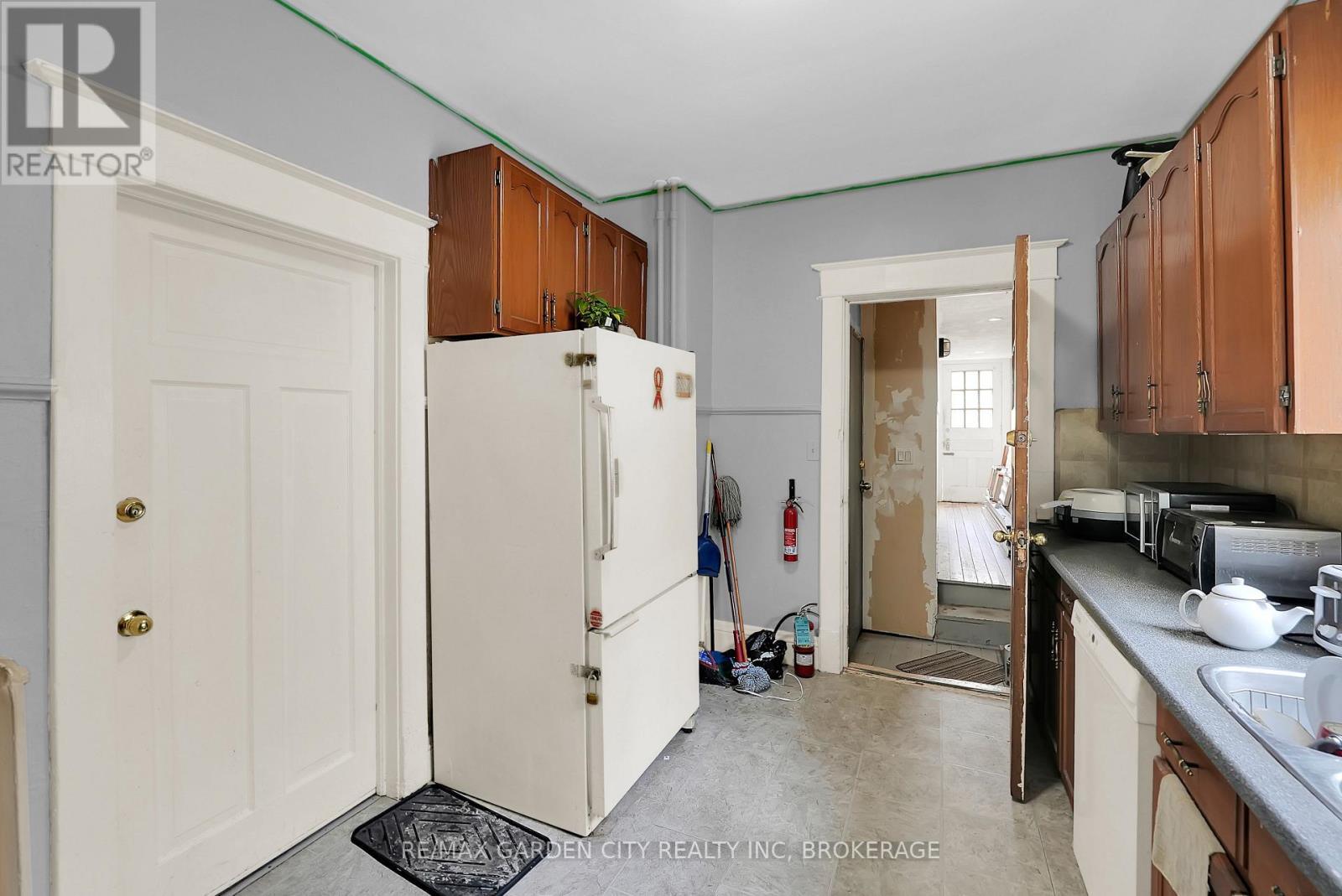 213 Geneva Street, St. Catharines, Ontario  L2R 4P9 - Photo 5 - X12361815