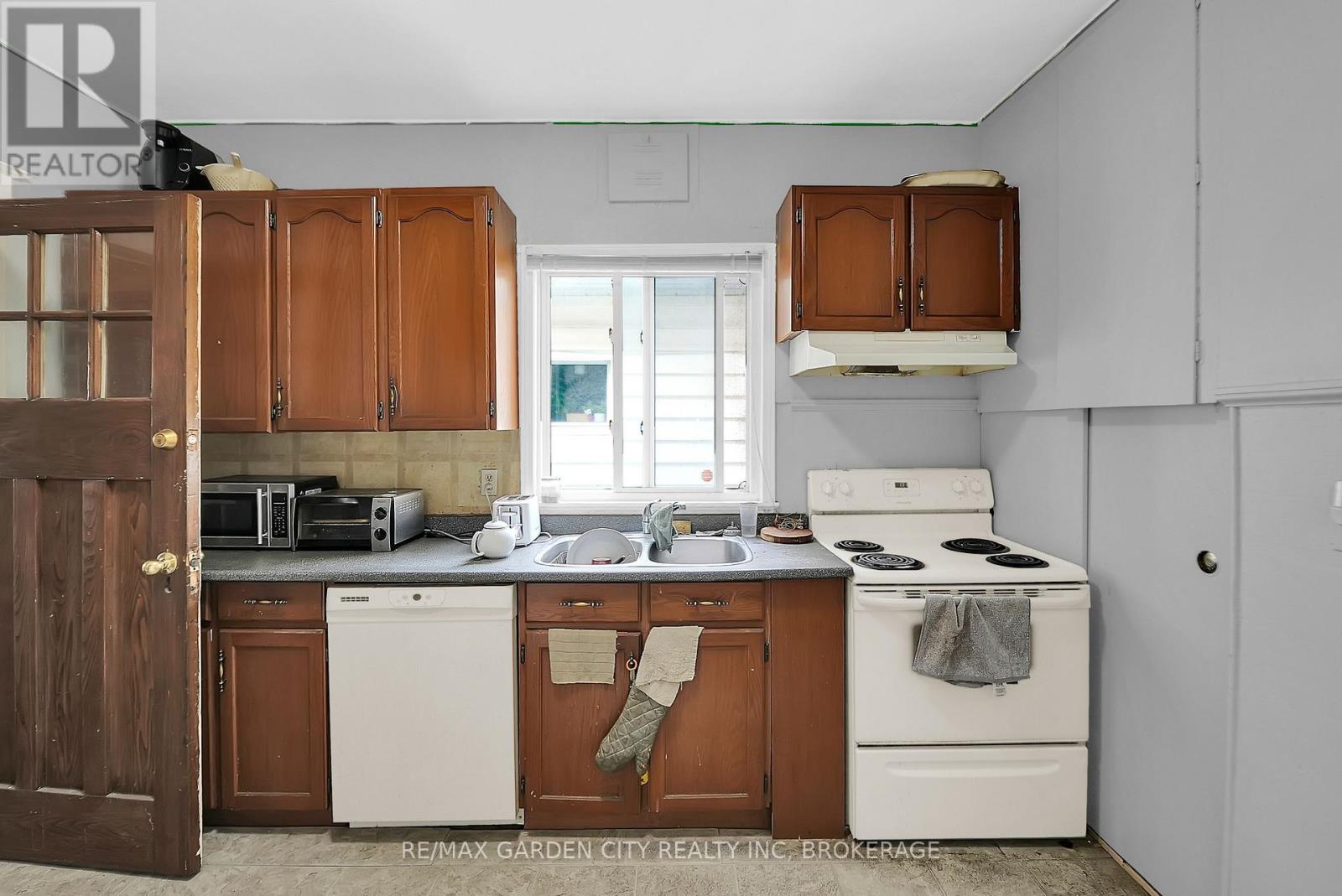 213 Geneva Street, St. Catharines, Ontario  L2R 4P9 - Photo 6 - X12361815