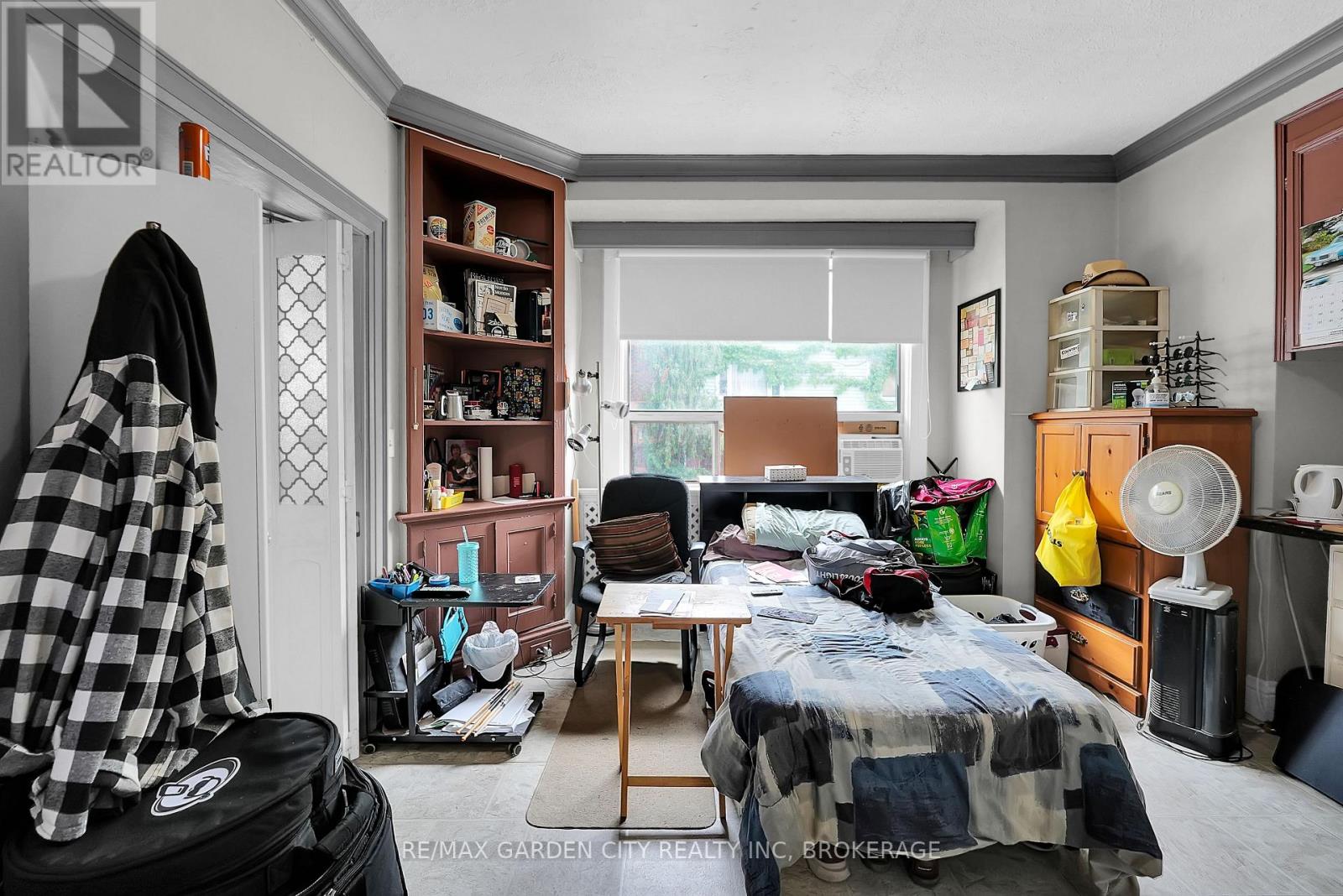 213 Geneva Street, St. Catharines, Ontario  L2R 4P9 - Photo 7 - X12361815