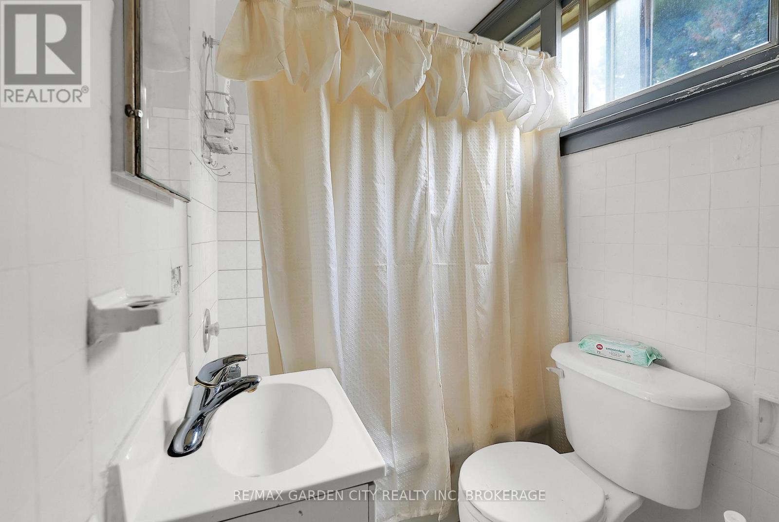 213 Geneva Street, St. Catharines, Ontario  L2R 4P9 - Photo 9 - X12361815