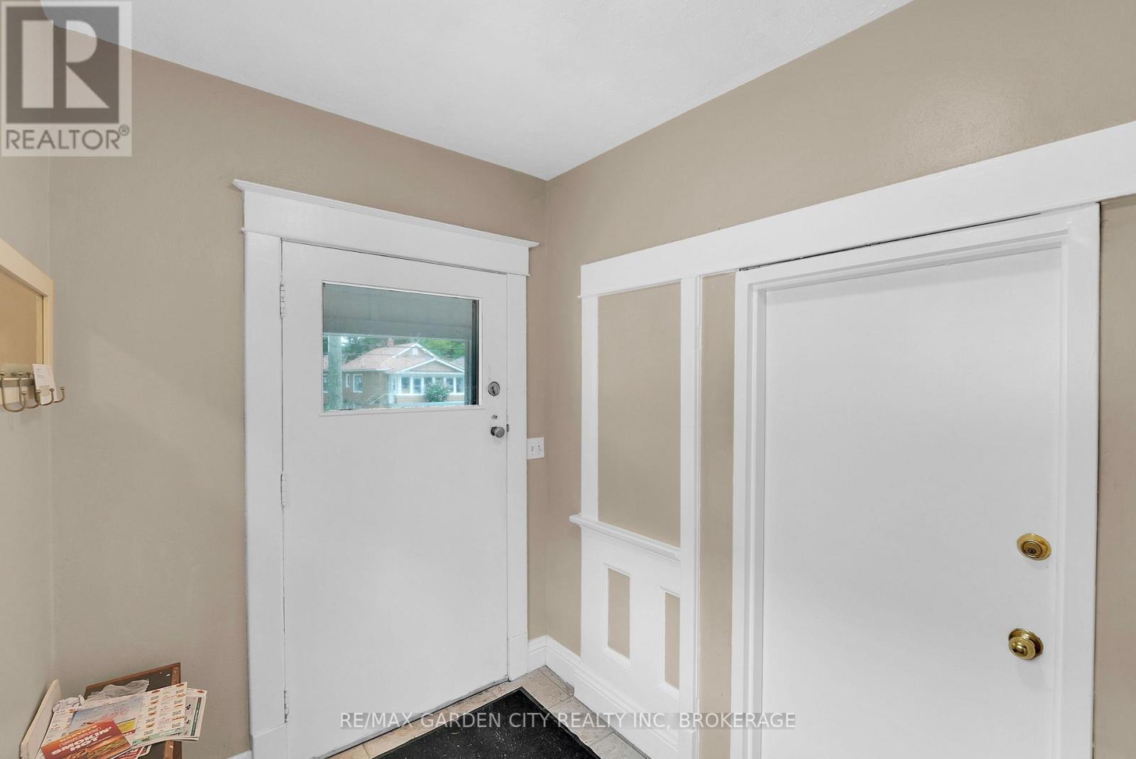 213 Geneva Street, St. Catharines, Ontario  L2R 4P9 - Photo 3 - X12361815