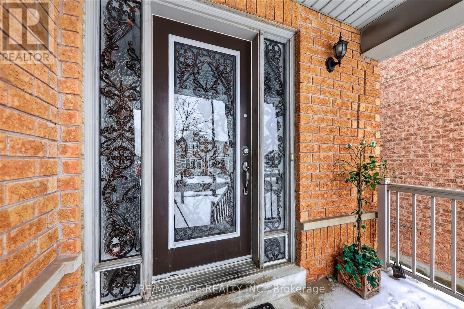 42 Feather Reed Way, Brampton, Ontario  L6R 3A3 - Photo 5 - W12687134