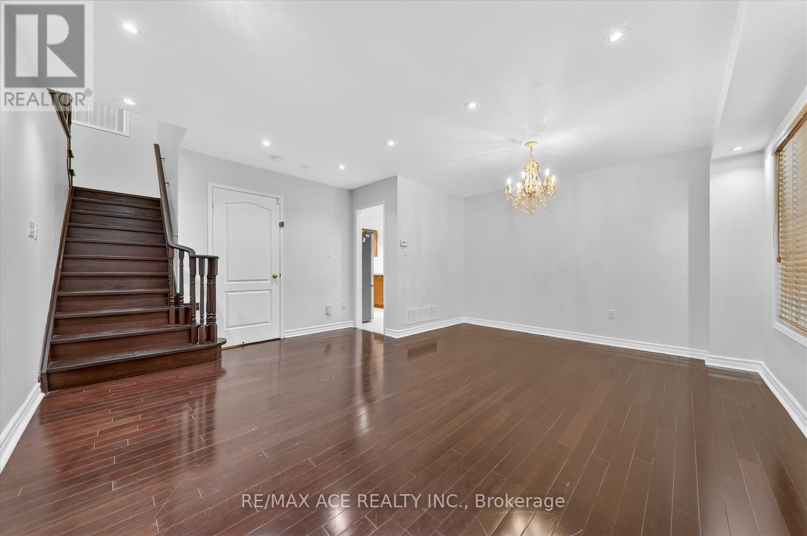 42 Feather Reed Way, Brampton, Ontario  L6R 3A3 - Photo 8 - W12687134