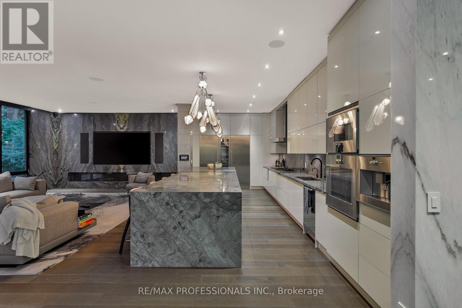 7 Ashley Park Road, Toronto (Edenbridge-Humber Valley), Ontario  M9A 4C9 - Photo 11 - W12687324