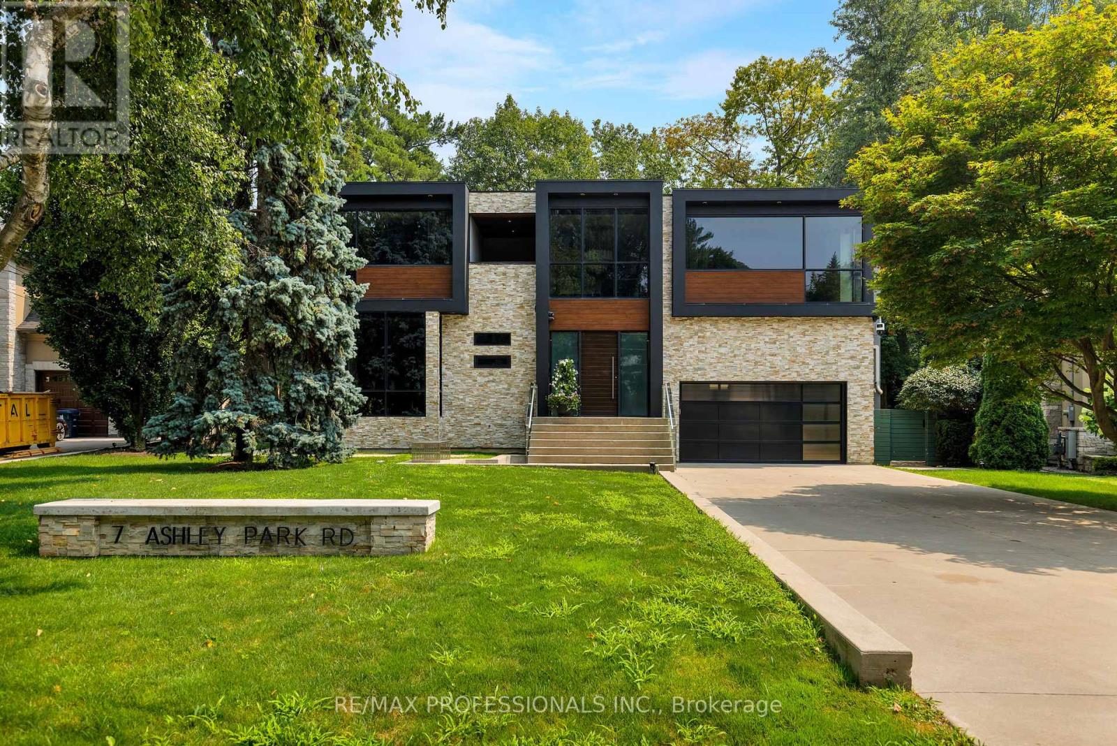 7 Ashley Park Road, Toronto (Edenbridge-Humber Valley), Ontario  M9A 4C9 - Photo 2 - W12687324