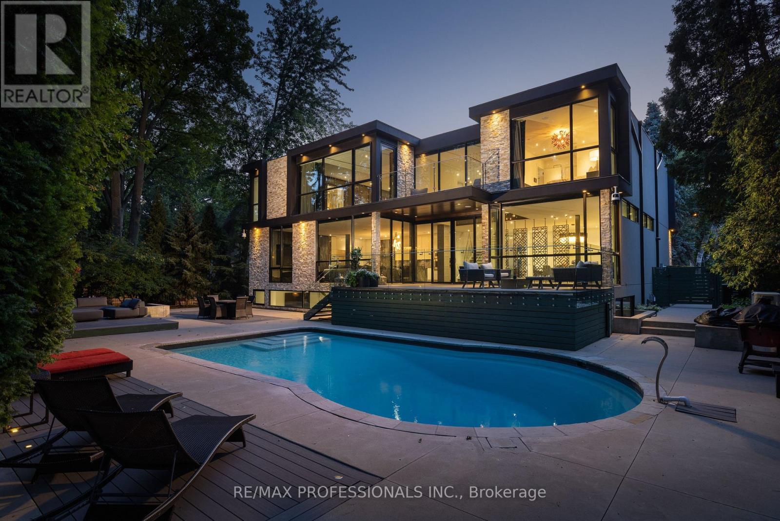 7 Ashley Park Road, Toronto (Edenbridge-Humber Valley), Ontario  M9A 4C9 - Photo 8 - W12687324