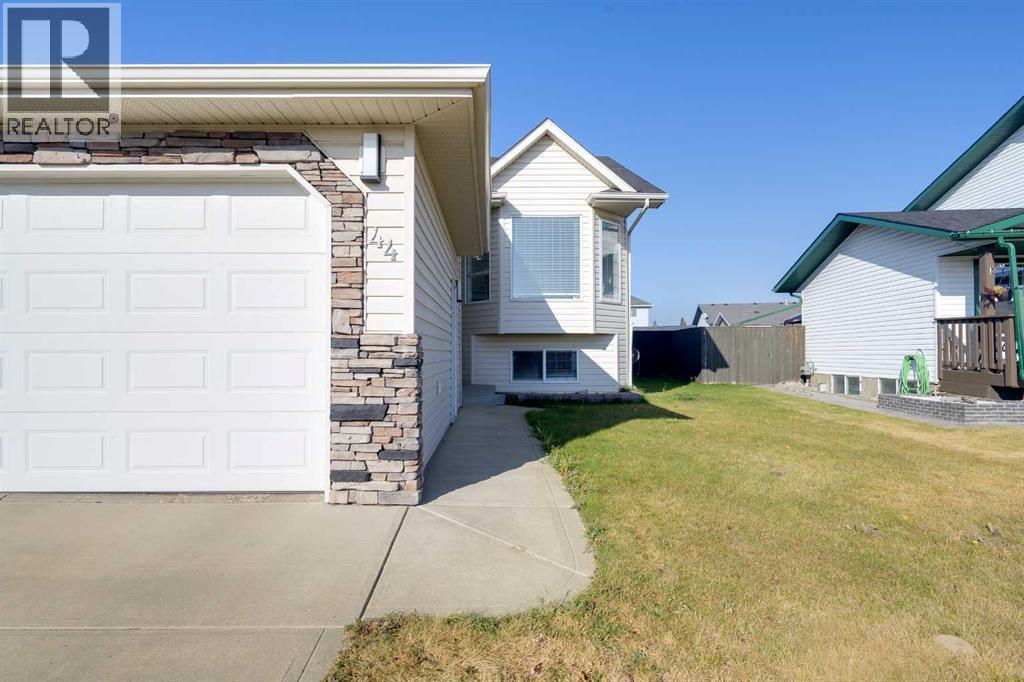 44 Parkside Crescent, Blackfalds, Alberta  T4M 0E9 - Photo 3 - A2262040