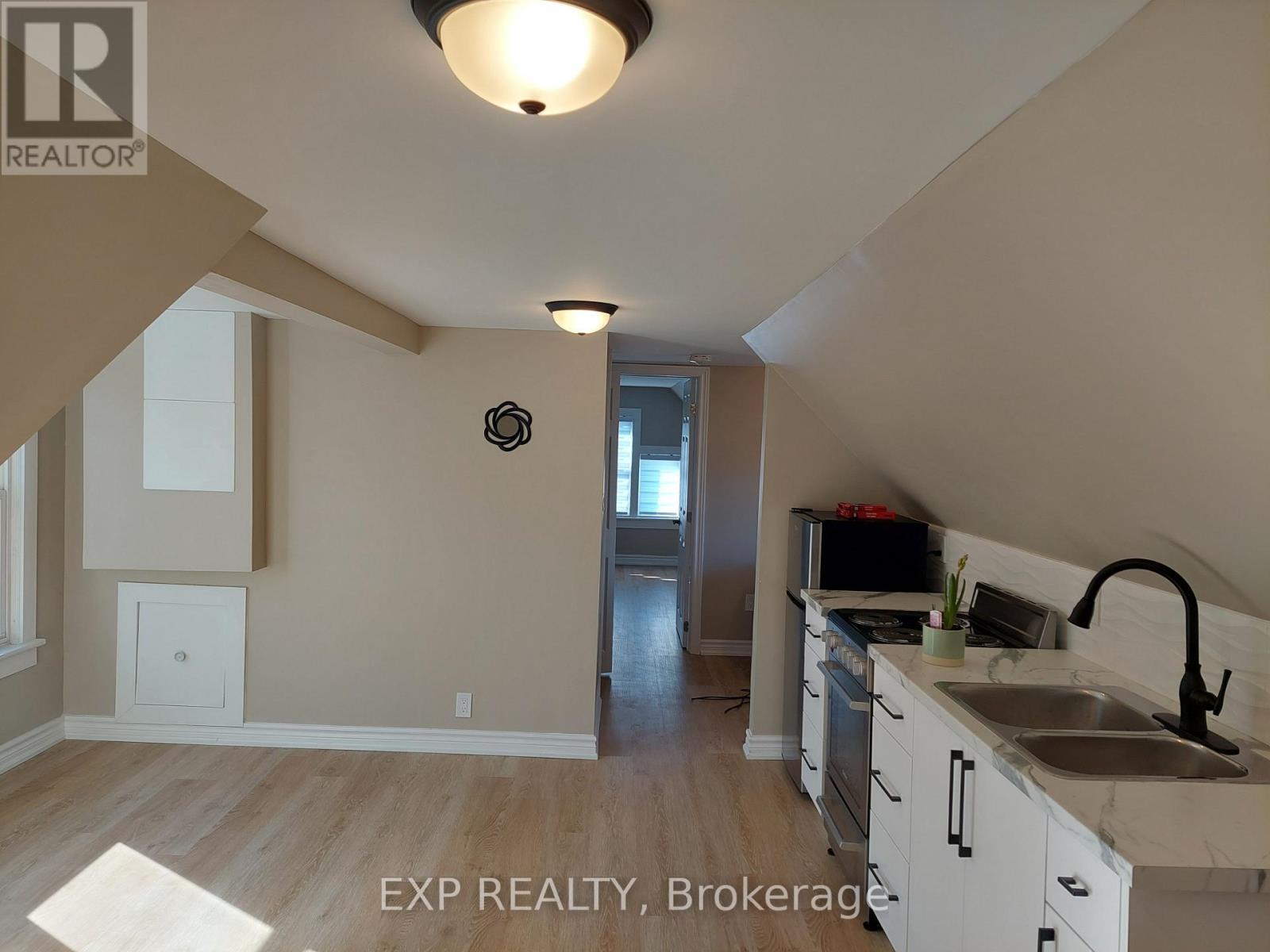 Loft - 148 Gibson Avenue, Hamilton, Ontario  L8L 6J8 - Photo 3 - X12687074