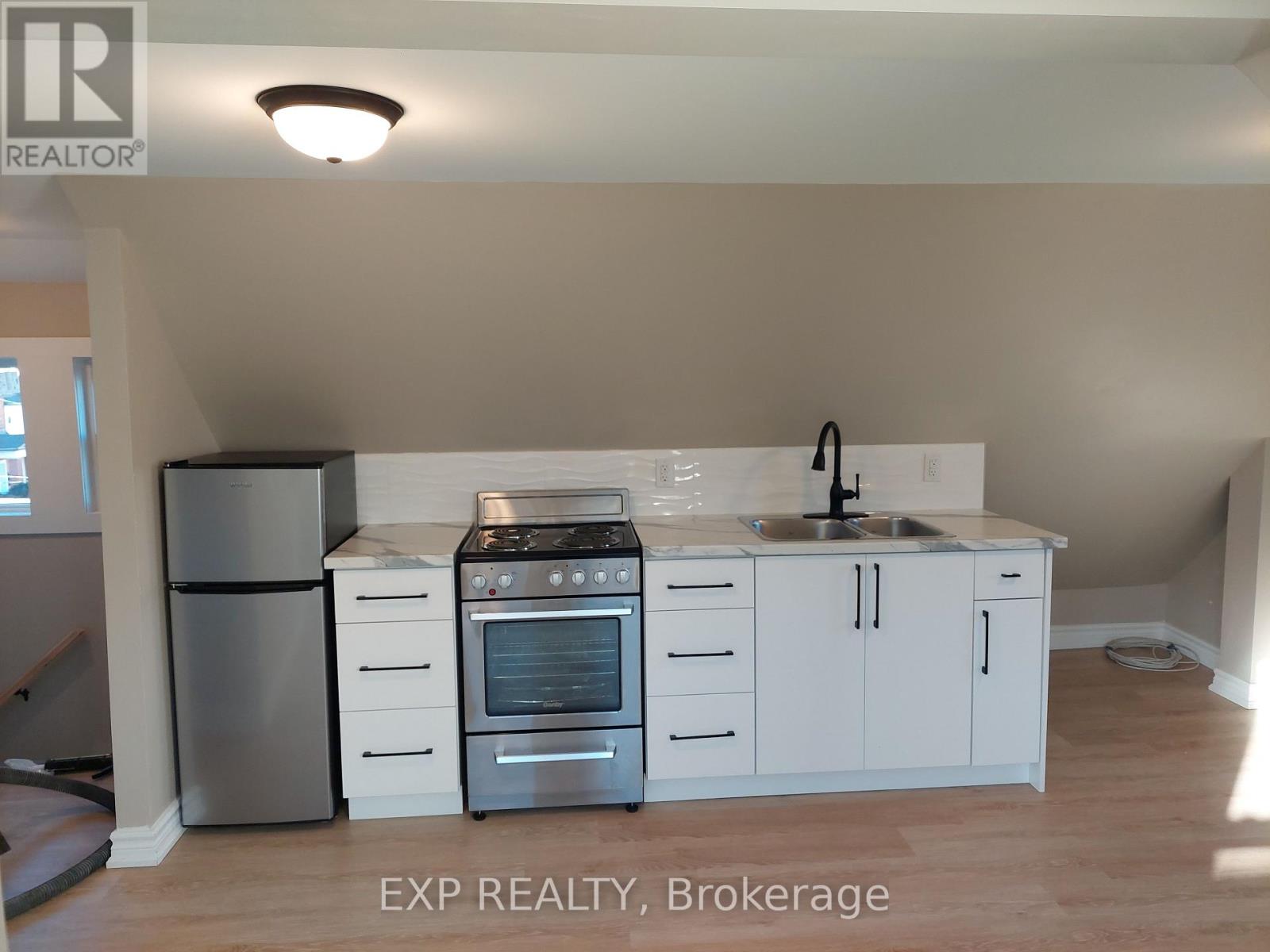 Loft - 148 Gibson Avenue, Hamilton, Ontario  L8L 6J8 - Photo 4 - X12687074