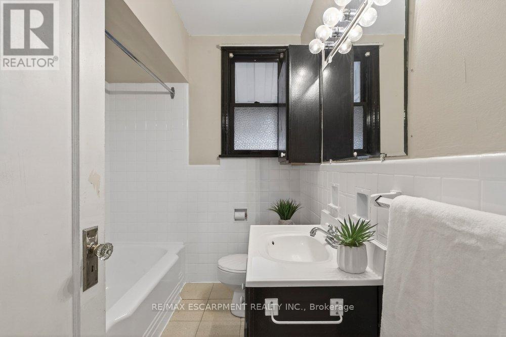 48 Crosthwaite Avenue S, Hamilton (Bartonville), Ontario  L8K 2V1 - Photo 11 - X12687106