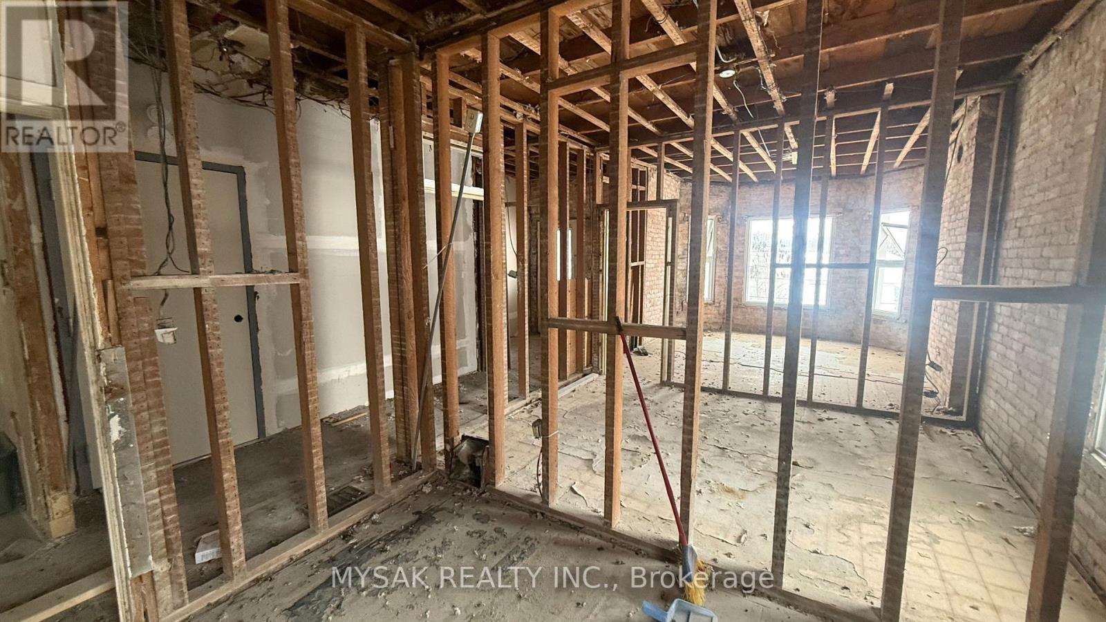 514-516 Aylmer Street N, Peterborough (Town Ward 3), Ontario  K9H 3W5 - Photo 4 - X12687340