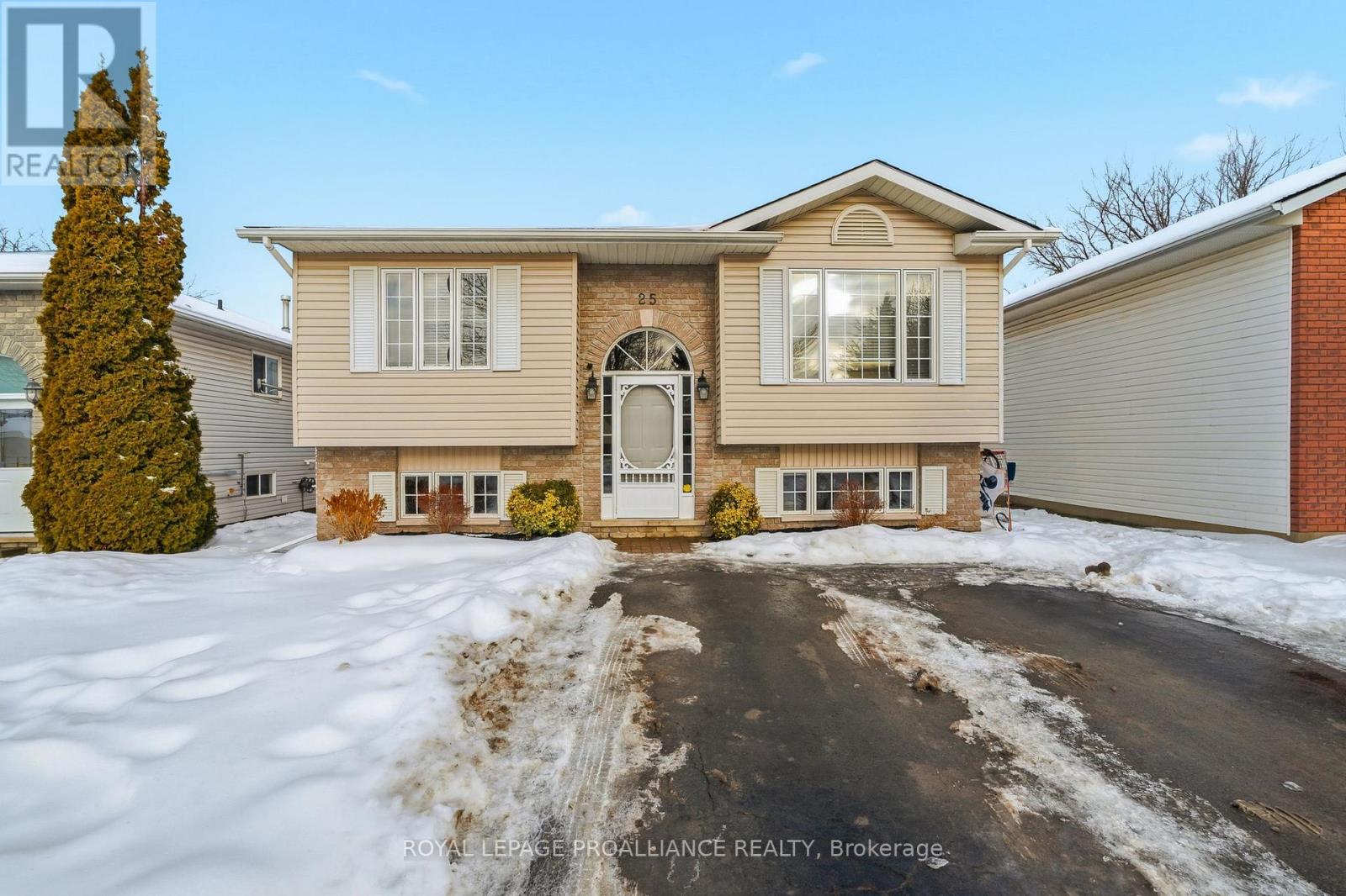 25 Faraday Gardens, Belleville, Ontario  K8P 5J5 - Photo 3 - X12687414