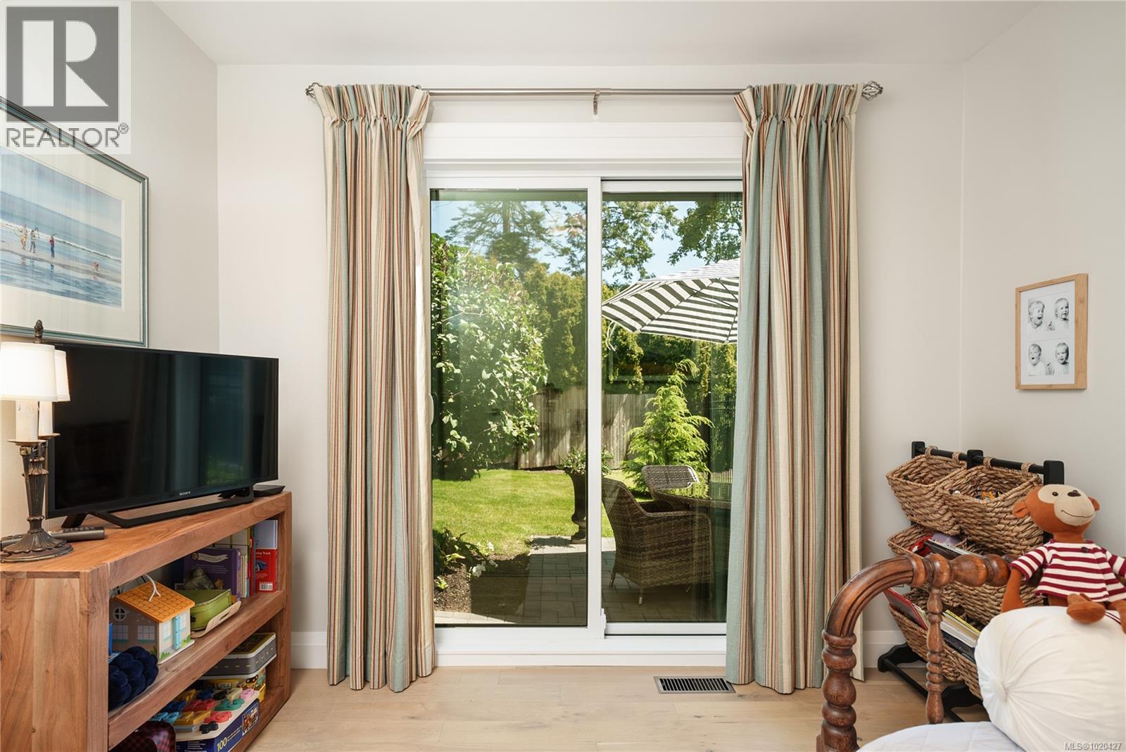 2780 Arbutus Rd, Saanich, British Columbia  V8N 5X4 - Photo 44 - 1020427