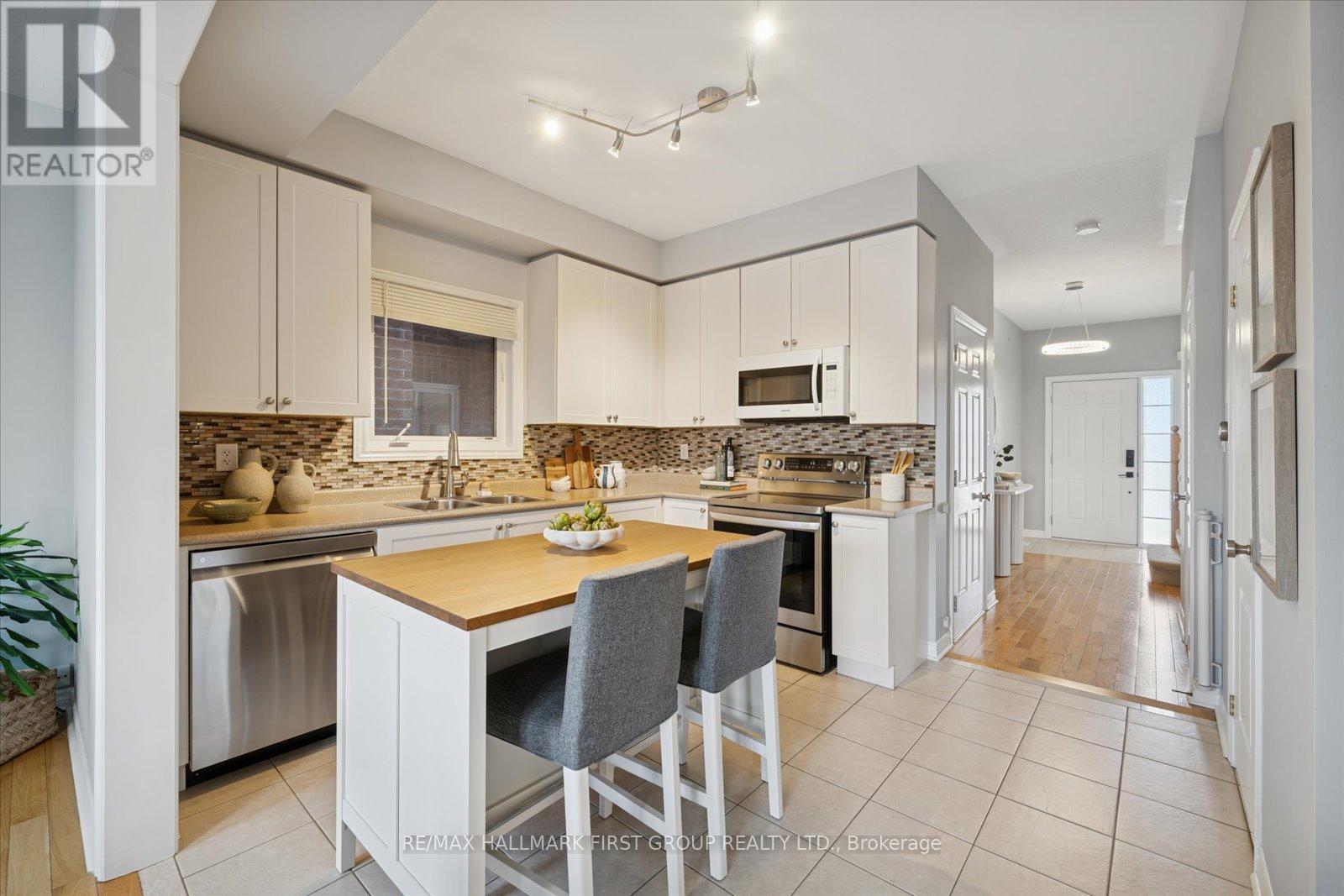 35 Beckett Crescent, Clarington, Ontario  L1E 3J4 - Photo 4 - E12687464