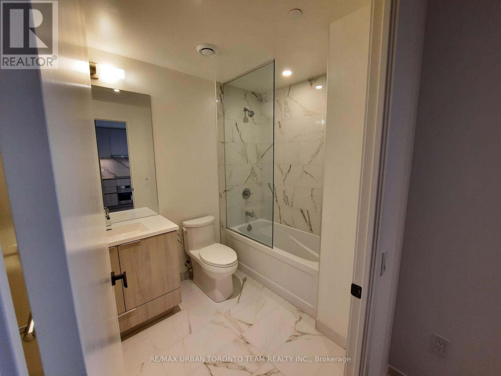 915 - 8 Interchange Way, Vaughan, Ontario  L4K 5Z7 - Photo 10 - N12687424