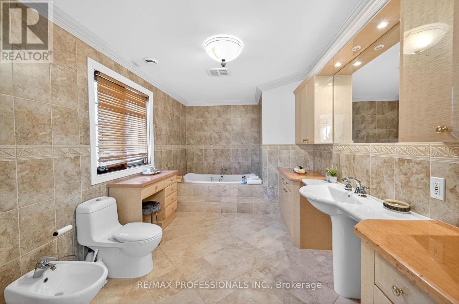 1670 Lincolnshire Boulevard, Mississauga, Ontario  L5E 2S7 - Photo 17 - W12687400