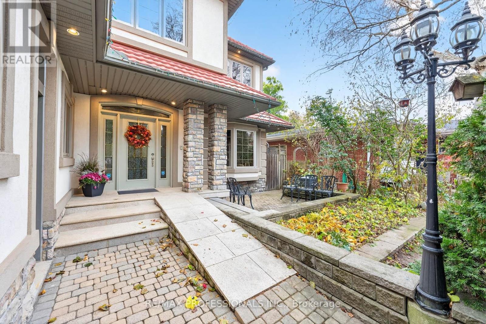 1670 Lincolnshire Boulevard, Mississauga, Ontario  L5E 2S7 - Photo 3 - W12687400